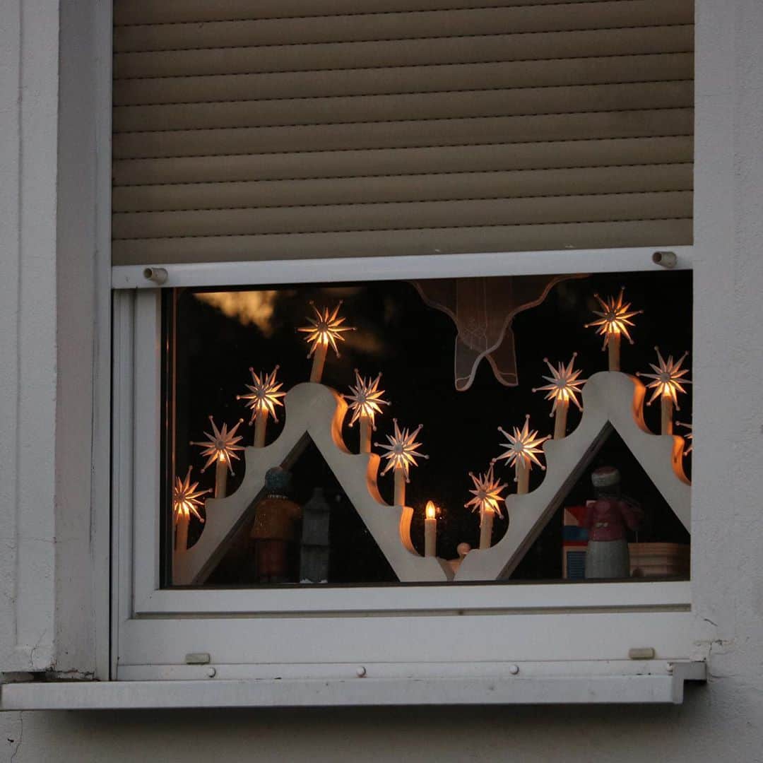 カーテン屋のシーズナルウインドさんのインスタグラム写真 - (カーテン屋のシーズナルウインドInstagram)「ドイツ窓辺盗撮シリーズ。この窓はキュンキュンしました。シャッターで見えないけどレースも素敵に飾ってありそうです。 German sweet window #クリスマスオーナメント#クリスマス飾り #クリスマス#フレンチインテリア#ナチュラルインテリア#クリスマス#リビング#家づくり#マイホーム#格子窓#アンティーク窓#ナチュラル#イルミネーション#オーナメント#クリスマス雑貨#クリスマスインテリア#窓辺」11月11日 22時32分 - seasonalwind_shizuoka