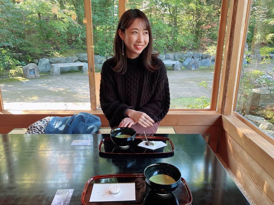 崎本ゆかりのインスタグラム：「🍵🍁 ゆ〜ったりと流れる時間に 暫し身を委ねてしまいました.. 音も 空気も 訪れていた人も 全てが良かった。 良い気をたくさんいただいて、笑顔いっぱいの時間でした☺️ @mayuumiroom ありがとう💜  思い出し笑いで眠れなそうだけど明日は5時起き😳 おやすみなさい💤  #寒川神社#神嶽山神苑#🍵#👭#🚗#drive#dayoff#1111#🍁」