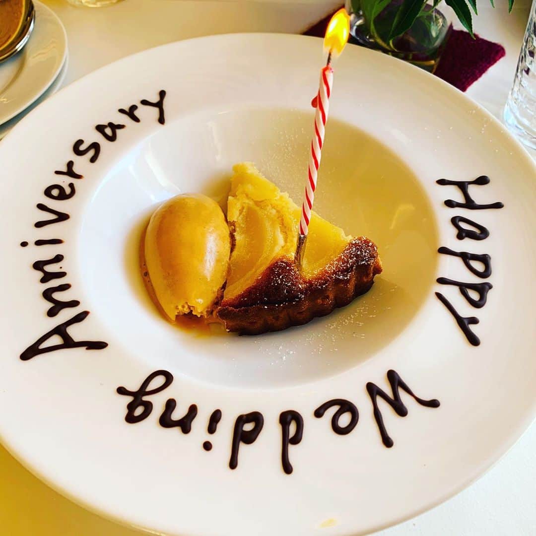 のインスタグラム：「It was our 2nd wedding anniversary!  The wedding party was in July so we have two anniversary dates.  今日は2回目の入籍記念日でした。ハワイでの挙式は去年の夏だったので記念日が2回💕夫とは8か月ぶりの外食🍽 ずいぶん前の予約の時に結婚記念日なんです…とお話したのを覚えて下さったお店の方がサプライズでプレートを用意して下さり、とても嬉しかった♪  #weddinganniversary #入籍記念日　#アニバーサリー」