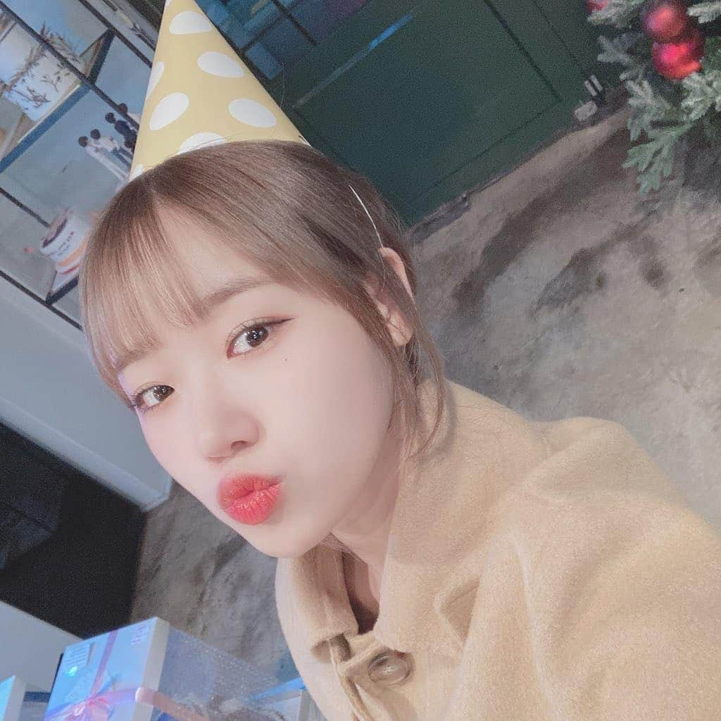 チェ・ユジョンのインスタグラム：「지금 바로 브이라이브로 오세용 ◡̈ #유정🌻 #생일 #브이라이브 🎂 #위키미키 #WEKIMEKI #CHOIYOOJUNG #최유정 #YOOJUN」