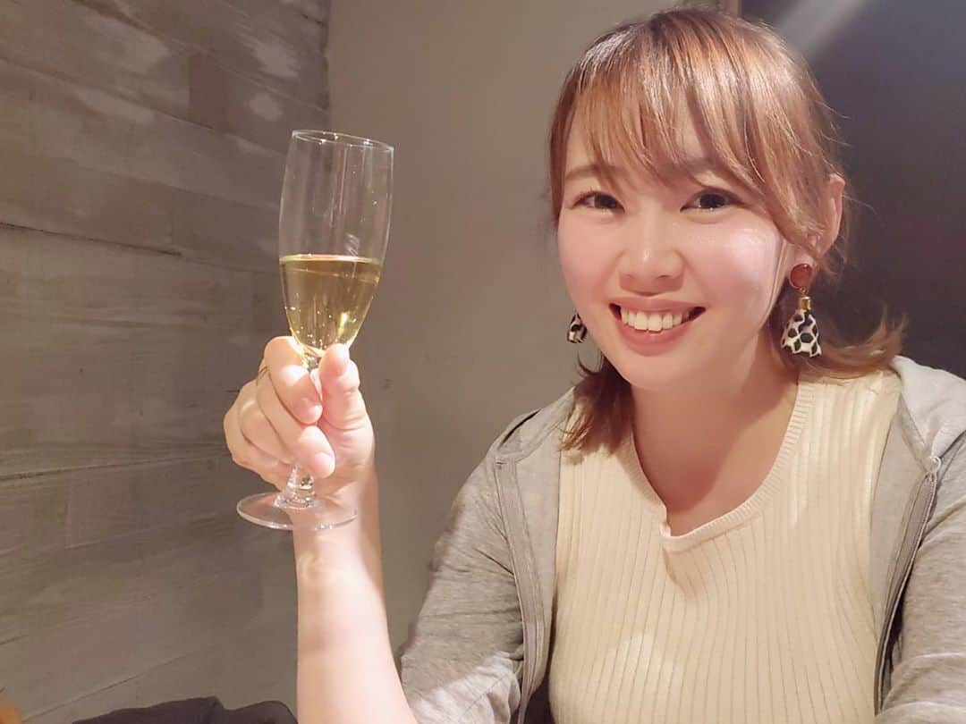 千鶴さんのインスタグラム写真 - (千鶴Instagram)「. いま一番飲みたいもの、 シャンパン🍾 でも無理なのはわかってるから 気分だけでもと、アップルタイザー  久々にのんびり焼き鳥は幸せだった…  #アップルタイザー  #焼き鳥  #中目黒  #〆のお団子最高 #シャンパン浴びる日を楽しみに #今は禁酒」11月11日 22時45分 - chiduru9898