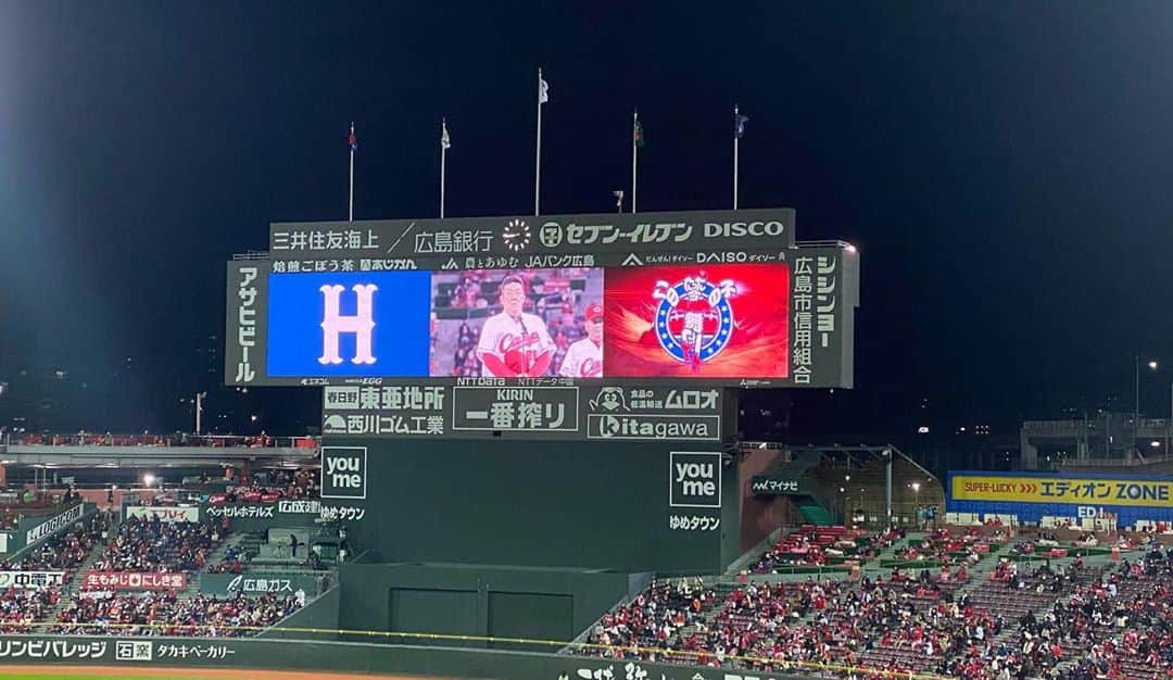 大井智保子さんのインスタグラム写真 - (大井智保子Instagram)「2020年のシーズンが今日で終わりました‼️ プロ野球がいつも通りにはいかなかった今シーズン‼︎ 開幕できただけでありがたく、 1試合でも球場に行けたら… と思っていましたが、 蓋を開けてみるとたくさん足を運ばせていただくことができ、 結果はどうあれほんまに幸せなシーズンでした◡̈⃝ . 関東の球場には行かないと決め、マツダスタジアムのみ‼️この10年そんな年は1度もなかったので、不思議な感じですが、 より濃いカープを味わえたような気がしています⚾️ . 選手のみなさま、首脳陣のみなさま、球団スタッフの皆様、球場スタッフの皆様、 おつかれさまでした☆ ありがとうございました☆☆ . . #carp #2020 #ラストゲーム #マツダスタジアム #楽しかった #ありがとう #プロ野球 #プロ野球ファン #カープファン  #野球女子 #カープ女子 #感謝 #感謝の一年 #今シーズンもお疲れ様でした #終わってしまった #良いお年を #大晦日」11月11日 22時39分 - chihokoi