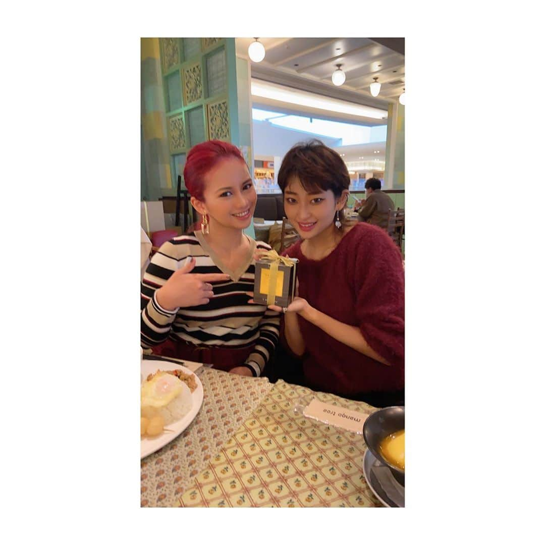 naokoさんのインスタグラム写真 - (naokoInstagram)「赤髪社長 @akagami_315  に誕生日をお祝いしてもらいましたっ！🥺 すごく可愛がってくれて毎日幸せでございます💓 . . . #撮影モデル #撮影依頼募集中 #透明感 #シルバーアッシュ #shorthair #サロンモデル  #greenhair #白肌 #silveraccessory #ダークヘア #realitive #サロンモデル #ファッション #大人かわいい #アイメイク #ツヤ肌 #作品撮り #japanesegirl #ウルフヘア #creativephotography #カメラマンさんと繋がりたい #ポートレートしま専科 #美容師さんと繋がりたい  #赤髪社長サロン #creativememories #japaneseculture #クリエイティブヘア #クリエイティブメイク #クリエイティブ撮影 #クリエイティブメモリーズジャパン」11月11日 22時41分 - nakochi_t