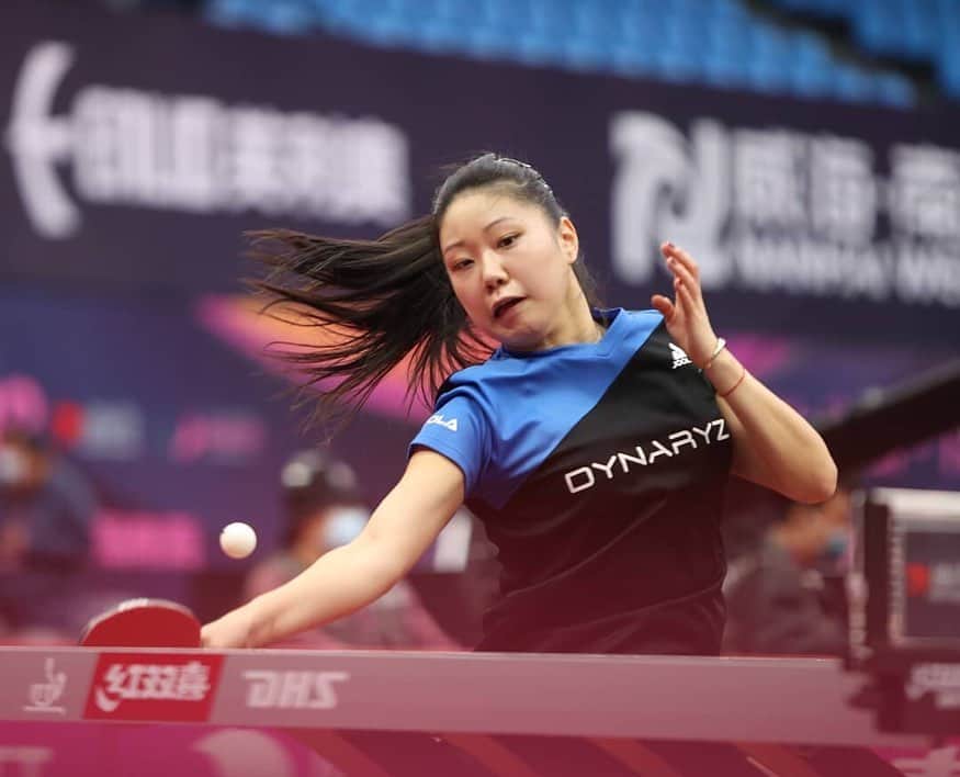 リリー・チャンのインスタグラム：「That’s a wrap on the 2020 Women’s World Cup! I knew it was a looooong shot to repeat last time’s performance, but I’m still unbelievably happy with a Quarterfinal finish this time around!!! 😅💪🏓🔥  To summarize briefly, I lost 2-4 against Margaryta Pesotska (WR #38) and won 4-2 against Adriana Diaz (WR #19) and 4-3 against Mo Zhang (WR #34) in the groups. Luck was on my side and I advanced on top of the group due to an extremely close three-way tie that came down to just a few narrow points between Pesotska, Diaz, and me. In the Round of 16, I faced Feng Tianwei (WR #8) and won 4-2!!! I eventually lost in the quarters to Chen Meng (WR#1), the newly crowned Women’s World Cup Champion.   I really didn’t expect to be able to travel anywhere this year, let alone play in a World Cup during a global pandemic. Thank you to @ittfworld and CTTA for organizing this on such short notice while dealing with so many logistics and regulations. HUGE thank you to my sponsor @joolaglobal - I wouldn't even get to be here without their help. Thank you to my coaches, my family and friends, and all my fans who have supported me every step of the way. This has truly been a historic World Cup that we will never forget. Eternally grateful and hope I can keep making you guys proud. On to the next ➡️  PC: @pinkpongpictures & Biang Xiang   #RESTART #ITTFWorldCup #WTT #ITTF #Weihai #China #tabletennis #pingpong #TeamJoola #joolaglobal #joolausa」