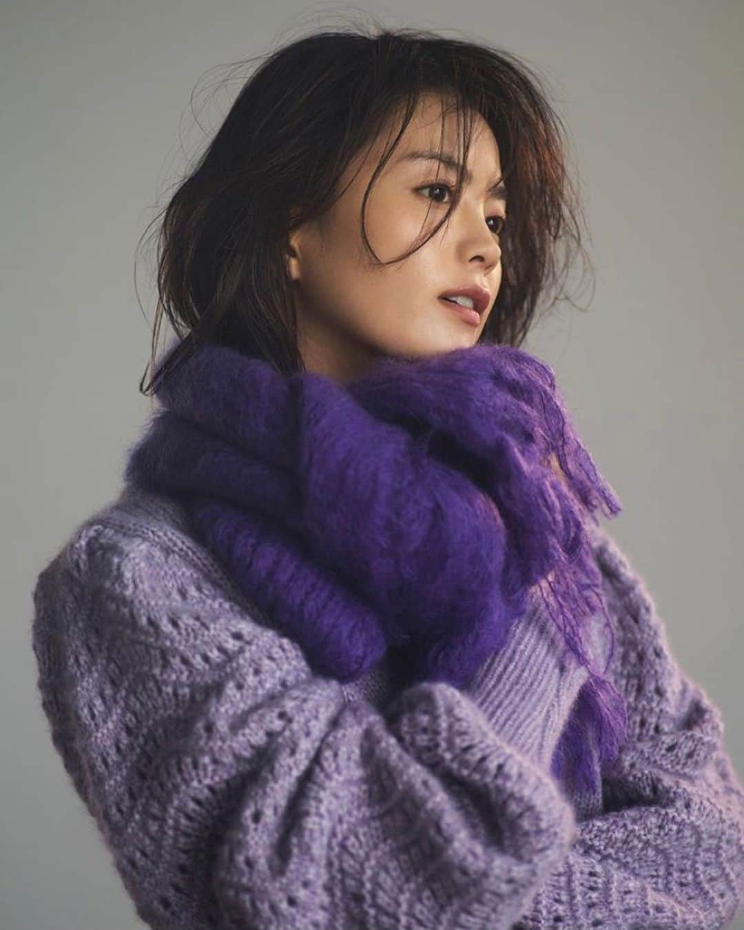 辻直子さんのインスタグラム写真 - (辻直子Instagram)「#Verygray#verypurple #最近グレーに夢中♡ #最初から終わりまで #思いっきりたのしくお仕事させてもらいました#みっこちゃんのまっすぐな姿勢と視線に#自然とエネルギーがわいてきたお仕事でした  力をぬくと力がわいてくる 不思議なようでそういう仕組み🌝  @veryweb.jp  @mikko1104」11月11日 22時43分 - naoko.ts