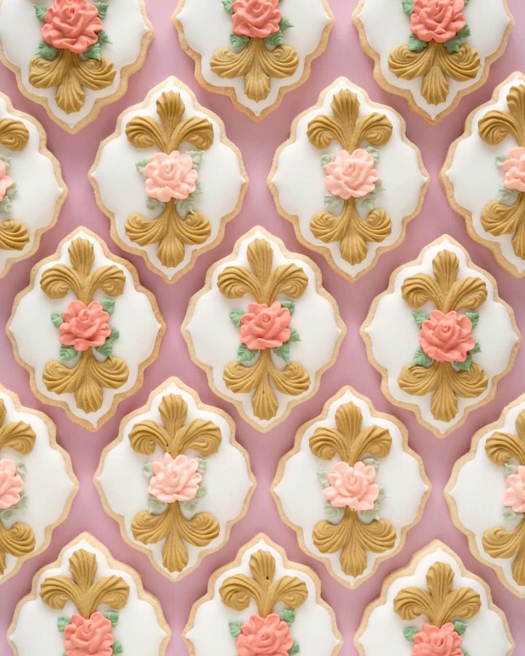 KUNIKAのインスタグラム：「Elegant rose-patterned cookies🥀  #artofkunika」