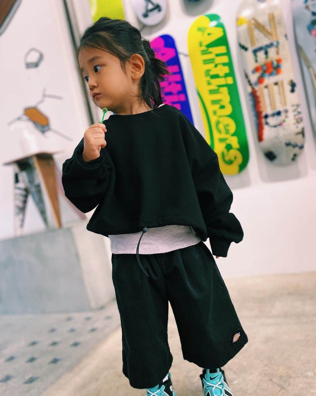 Saki のインスタグラム：「@reko_store  11/11 21:00〜 DROP🛸  #reko #rekoふぁみりー   unbalance sweat 丈短くて、袖ぶかぶかが 可愛いーんです🖤  おっきめでジョアンは 120サイズ着用🥺 身長98cm 3y6m」