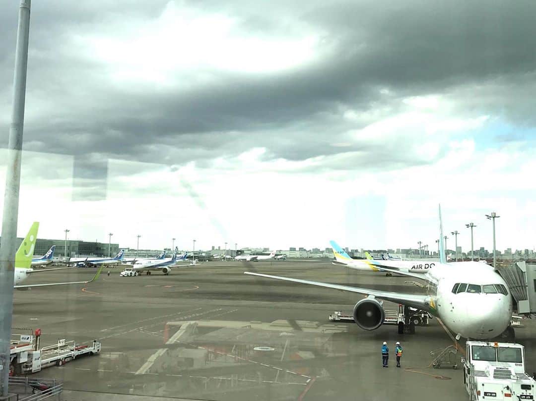 土屋眞弓のインスタグラム：「飛行機久しぶり✈️🥰💗 思いのほか人多いかも でも隣には誰もいないソーシャルディスタンスっていう事ね👍 CAさんお務めお疲れ様です🙏 便数も少なくなっているらしく、帰りの便は変更になってしまいました😢 感染者も増えています 気をつけましょう‼️ 自分の身は自分で守らないとね‼️ 普段は決まった場所に車でしか移動しないので、それ以外の時にはアルコール除菌スプレーやシートや色々と荷物が増えるのでバッグがいつもより大きい😅 でも久々飛行機嬉しい🥰 飛行機大好き❤ こんな世の中でなければイタリアとかスペインとかポルトガルとか南太平洋とか行きたいなと、つくづく思う機内でのわたし😂  友人に逢いに❣️  #羽田空港 #飛行機 #ANA」