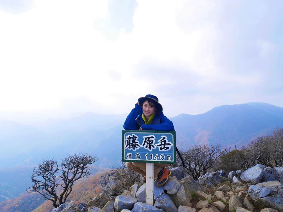 中村葵のインスタグラム：「・ ・ 先週の日曜日に藤原岳に登ってきました⛰✨ ・ お父さんが春に手術したので、リハビリもかねて😂 ・ 藤原岳は三重県と滋賀県の県境にある山です。 久しぶりに登ったので、4合目くらいまで結構きつかった！！笑 ・ 4合目くらいから体も慣れてきて景色も少し変わり楽しく登れました😶笑 ・ 写真撮りながらゆっくり登って藤原山荘まで2時間ちょいくらい。 紅葉は少し遅かったですが、秋の山を楽しめました🙆‍♀️✨ ・ ・ 2020.11.8 ・ ・ #藤原岳 #藤原岳山頂 #山登り #登山 #山登り好きな人と繋がりたい #登山好きな人と繋がりたい #登山女子 #山登り女子 #日本三百名山 #関西百名山 #花の百名山 #山頂 #山のぼり大好き #arxteryx #thenorthface」