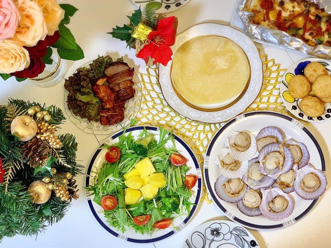 花田浩菜のインスタグラム：「週末は、おうちで#クリスマス の飾り付けをして、 サンタさん🎅に欲しいものを書いたお手紙を書いて靴下に入れて、、と 今か今かとクリスマスを待ち焦がれる息子氏👶❤️ 『サンタさんはいい子にはプレゼント持ってきてくれるんだよ〜🎅』の言葉に、 嫌いなものもちゃんと食べ🥦、お片付けもお着替えもきちんとし、 👶『サンタさん、見てくれてるかなぁ？🥺』といい子すぎる今日この頃です🥰😂笑 . . 今年はおうちでクリスマスをしようと思っているので、おうちパーティー何しようか今から考え中😊✨ そんな中冷凍庫にストックしてある @slcreations_official  から#クリスマスパーティー 商品が届いたのでおうちで早めのクリスマス気分を味わいました❤️❤️🎄 . . メニューはこちら💁‍♀️ ◼︎中華巻き巻きセット ◼︎チーズ入りチキンカツ ◼︎帆立酒蒸し ◼︎彩り野菜のボロネーゼピザ デザートに ◼︎ひとくちチョコアイス（スワイプ🔜） . とどれも解凍するだけ、温めるだけ、オーブンで焼くだけ、なのに#冷凍食品 とはどれも思えないクオリティ！！短時間で豪華なパーティーメニューができるのはほんっとーにたすかります🙇‍♀️ 特に北京ダック風に食べられる中華巻き巻きセットは本当に美味しくて❤️息子も含め家族で大のお気に入り✨帆立の酒蒸しもこんなに！？って位贅沢にホタテが入っていて、解凍するだけでも美味しく食べられてリピートしたい🥺❤️ 年末カタログからパーティーにぴったりな商品がたくさんあるのでこれを頼もうかなー？と検討中です😊🙆‍♀️ . . 年末商品は11月20日が注文締め切りで、お届け期間は クリスマス商品 12月18日～12月24日 お正月商品 12月18日〜12月29日 の期間に届けてくれるみたいなので、特におうちクリスマスを楽しむ方が多い今年は早めにチェックが良さそうです😊🙆‍♀️ . . ﻿@slcreations_official﻿ #slcreations #安心安全 #冷凍食品 #無添加　#エスエルクリエーションズ #PR #おうちクリスマス #ホームパーティー #簡単時短 #おうちパーティー #おうちごはん #赤ちゃんのいる生活 #時短料理 #パーティー料理 #クリスマスパーティー #新米ママと繋がりたい #2歳差兄妹 #生後11ヶ月 #3歳男の子 #成長記録 #l4l #happy #happydays」