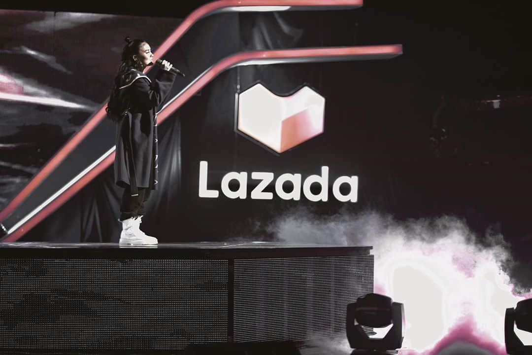 アグネス・モニカのインスタグラム：「Had a blast performing in Lazada 11.11 Super Show! Thank you @lazada_id for inviting me to be part of your 11.11 Celebration.  Today is the Day, don't miss Lazada 11.11 Biggest One Day Sale!  Yuk belanja produk berkualitas bareng aku di Lazada dan nikmati harga banting diskon terbesar satu hari di tanggal 11 November.  Cek aplikasi Lazada dan belanja sekarang! #Lazada1111 #LazadaxAgnezMo」