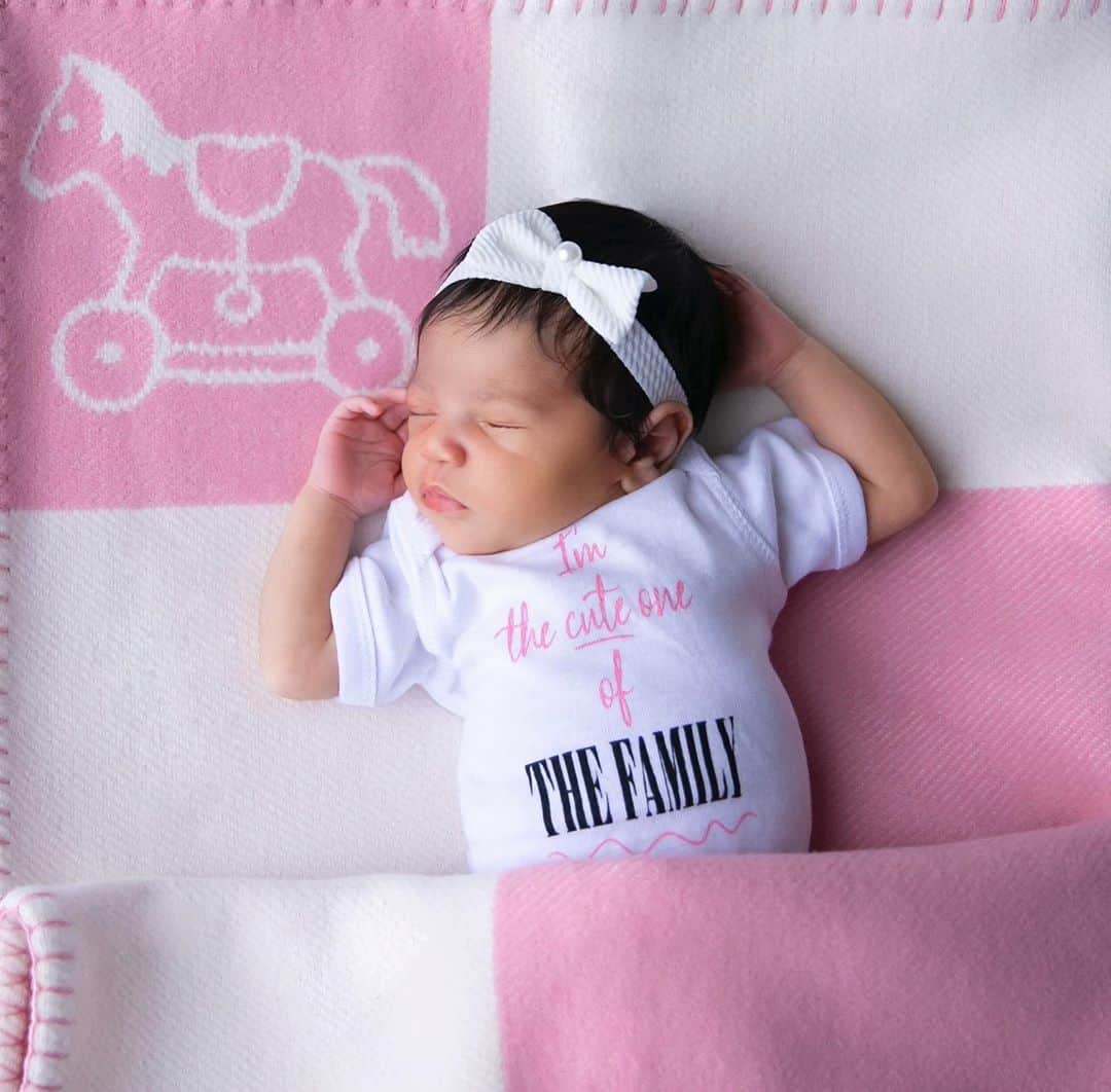 のインスタグラム：「1 month old today.. 💕 @journeyisabella_」