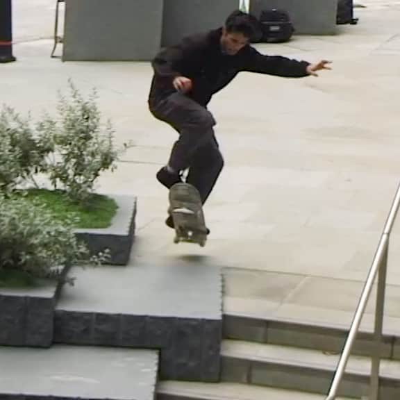 スラッシャーのインスタグラム：「🚨 The @t0mkn0x video part for @atlantic_drift premieres FRIDAY 🌊」