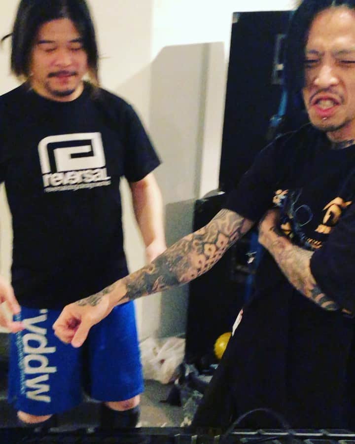 マキシマム ザ ホルモンのインスタグラム：「ジャンケンでひとり負けしたら勝った皆からシッペされる20数年前からのホルモンルール。 最近シッペしたいが為にジャンケンしてる説アリ。 本日は上原君の負け〜！#ベースの日 なのにねw って言ったら  「今日はけいおん！のあずにゃんの誕生日です！ｷﾘｯ」とのこと…。  お、おぅ。。  太ちゃんは今日も元気です。byナヲ」