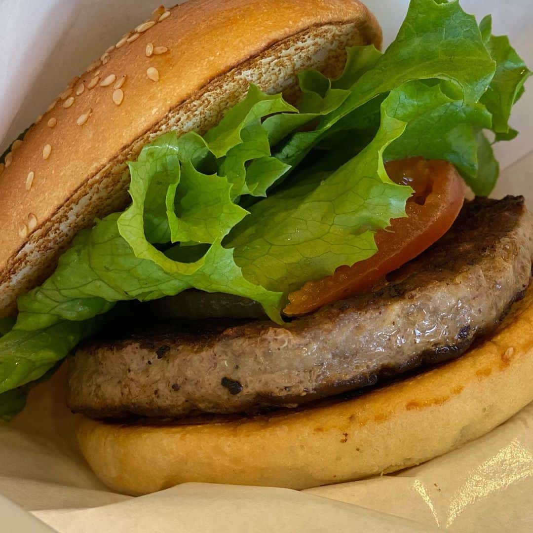 向山毅のインスタグラム：「久しぶりのハンバーガー。新オープンしたBLUE STAR BURGARの投稿見てたら食べたくなった。。。次は食べに行きます。 #フレッシュネスバーガー #ブルースターバーガー #千歳船橋 #中目黒 #ハンバーガー好きな人と繋がりたい #こうきのグルメ」