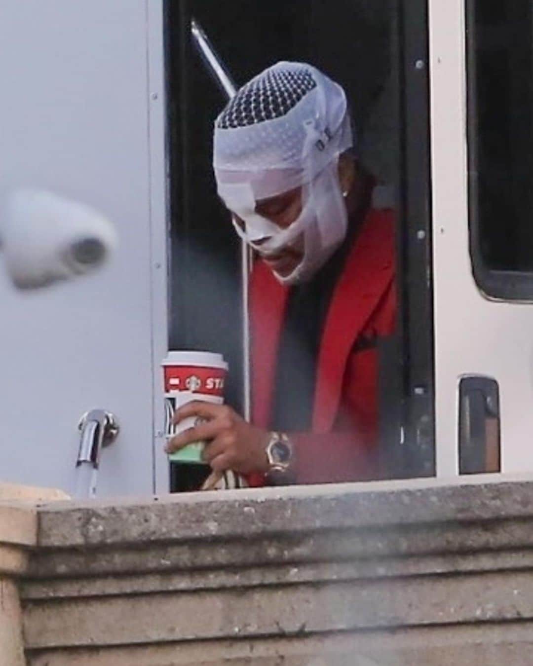 Just Jaredさんのインスタグラム写真 - (Just JaredInstagram)「@theweeknd’s entire head is covered in bandages while on set of a new music video! #TheWeeknd Photos: Backgrid」11月11日 14時26分 - justjared