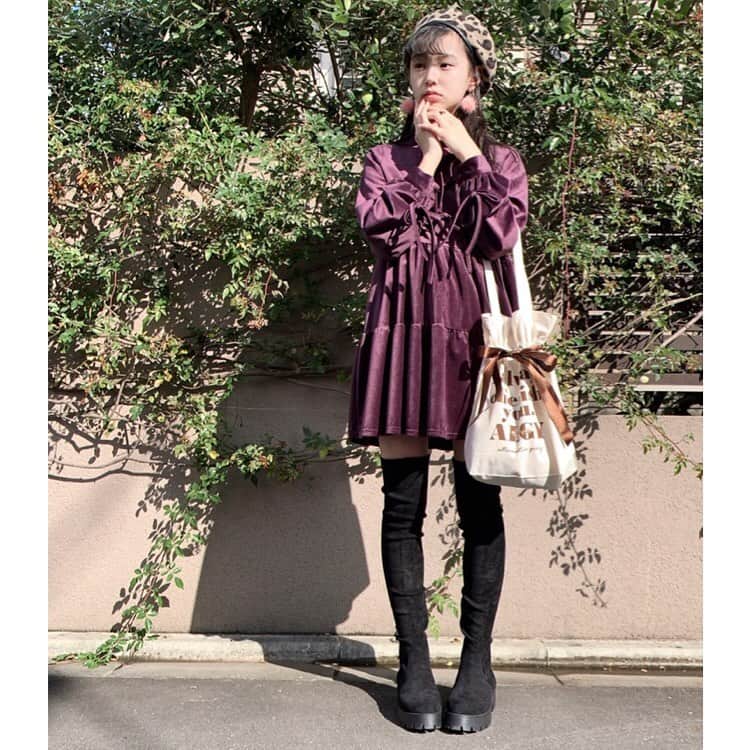 ニコ☆プチのインスタグラム：「大好評の12月号ふろく、アルジートートバッグ😆💞 もんちゃんは素敵アレンジでバッグをさらに素敵にしてくれてるよ〜🥺  最近はミニbagが流行りだから、 トートバッグは必需品っ(๑˃̵ᴗ˂̵) 4つカスタマイズしてみたよ👍 サテンリボンに替えて ALGYっぽくガーリーに〜〜〜🎀 タッセル、オーガンジーリボンやポンポンをつけたり、 転写プリントしたり…楽しかった❤︎ 🧸🧸🧸 いいアイデアがあったら教えてほしいなぁ(*´꒳`*)❤︎  #ニコプチ #ニコプチふろく #プチモのふろくの使い方  #ニコプチふろくのある生活  #アルジー #ALGY #ふろく #森崎美月」