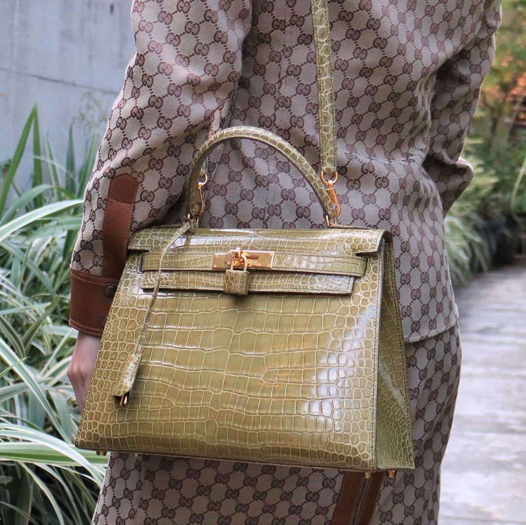 のインスタグラム：「Hermes Vintage Crocodile Kelly 28 in Anis Green  ✈️Free Shipping Worldwide 📩DM for more info and pricing  ➡️info@amorevintagetokyo.com   #ヴィンテージ #エルメス  #ヴィンテージエルメス #アモーレ #東京 #hermes #vintage #vintageHermes #amoretokyo  #amorevintage #tokyo」
