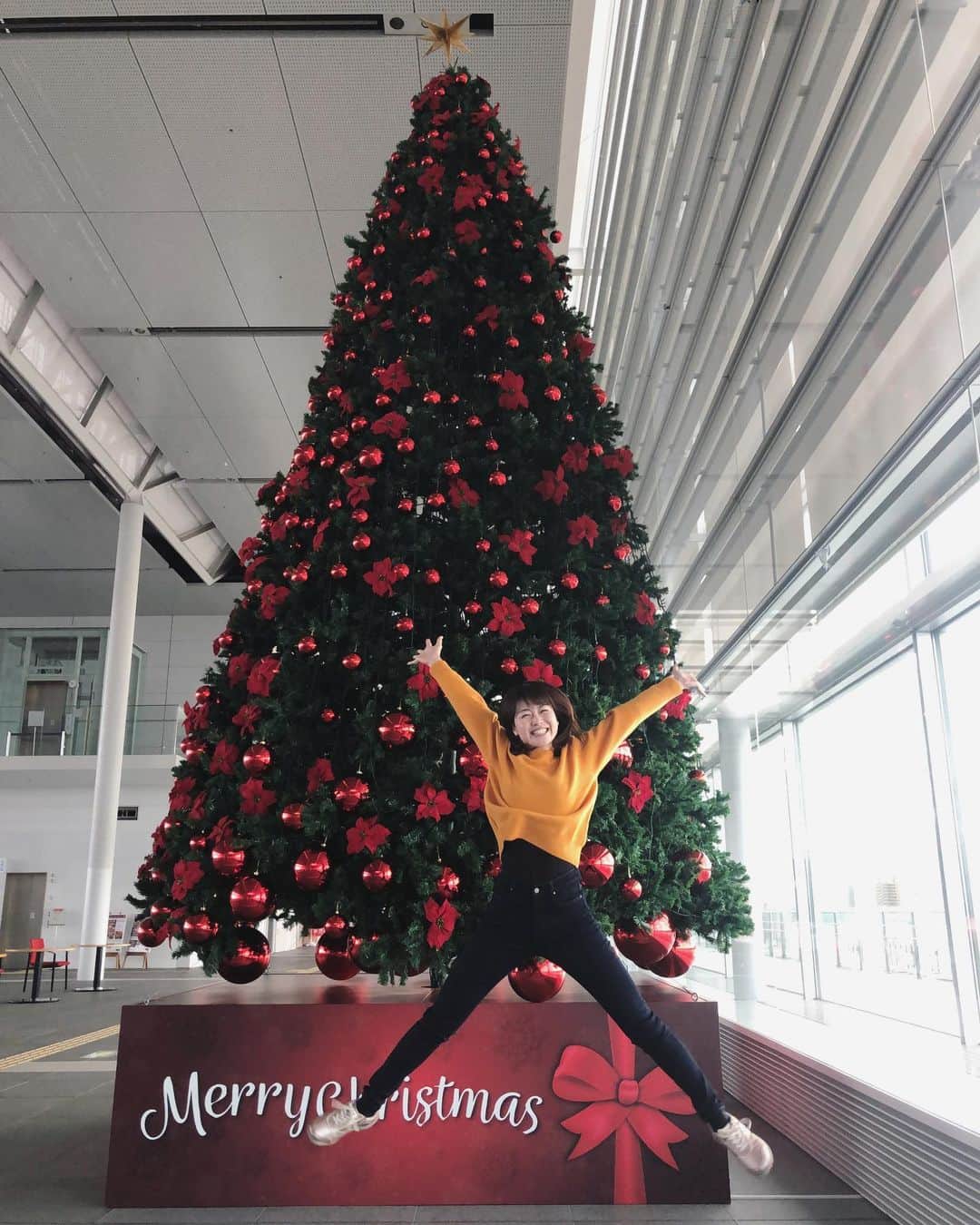 高井瑛子さんのインスタグラム写真 - (高井瑛子Instagram)「. . 「旅してちょうない。」のロケ中、 朱鷺メッセでクリスマスツリーを見つけました！ . . 高さ７ｍの巨大ツリーを見て大興奮！ はしゃいじゃいました。 . . 早いもので来月はクリスマスなんですね～。 なんだかウキウキしますね😊 . . . --------------------------------------- #新潟テレビ21 #アナウンサー #ux #旅ちょ #朱鷺メッセ #クリスマスツリー #クリスマス #新潟市イルミネーション」11月11日 14時27分 - ux_takai.eiko