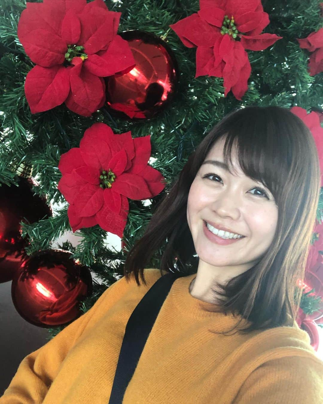 高井瑛子のインスタグラム：「. . 「旅してちょうない。」のロケ中、 朱鷺メッセでクリスマスツリーを見つけました！ . . 高さ７ｍの巨大ツリーを見て大興奮！ はしゃいじゃいました。 . . 早いもので来月はクリスマスなんですね～。 なんだかウキウキしますね😊 . . . --------------------------------------- #新潟テレビ21 #アナウンサー #ux #旅ちょ #朱鷺メッセ #クリスマスツリー #クリスマス #新潟市イルミネーション」