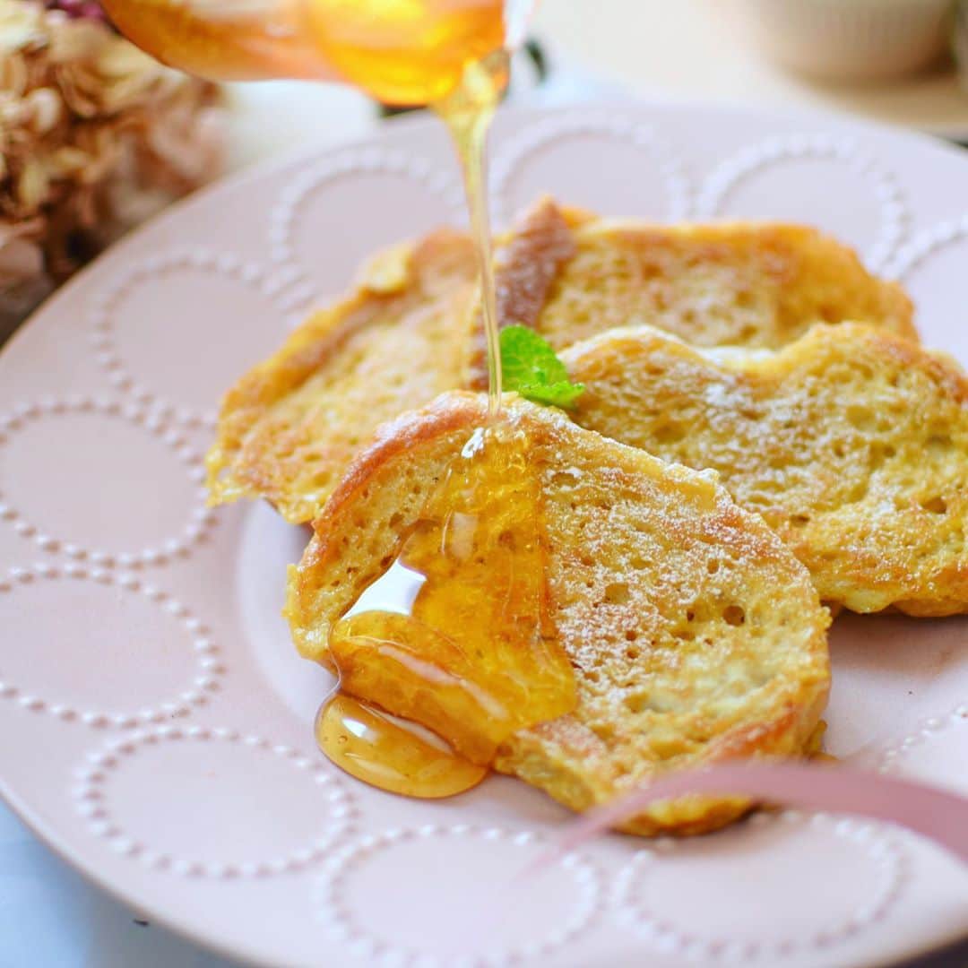 nao_cafe_のインスタグラム：「#フレンチトースト   こんにちは♪ ・ ローソンで販売されているブランパンを使用して３つのレシピを提案してみました。 ・ これは豆乳フレンチトースト です。 レシピはNadiaに載せてありますのでぜひご覧になってみてくださいね☺️ ストーリーにリンク貼っておきます💕 ・ ブランパンとは？ ↓ ブランとは、穀物の「外皮」の部分のこと。 糖質量が抑えられるのがとても大きな特徴なんです。 ロカボって興味あるけどイマイチよくわからないとか 取り入れるのが面倒そう。 なんてイメージがあるかもしれませんが いつものパンをブランパンに変えるだけなのでとても簡単だし コンビニで買えるというのが何よりお手軽でいいですよね♪ ちなみにブランパンは１個あたり 糖質2.2g、カロリー65kcalなんですよー。 ・ そしてここが大事なんだけど、 自然な甘みが感じられてとても美味しいんです💕　 ・ ・ 今回こちらのブランパンを ローソン様よりご提供いただきレシピ作成させていただきました。 美味しく、見映えも良く 何より簡単なレシピを考えてみたので ぜひ作ってみてほしいです♡ . . 2020.11.11 . .  #PR #ローソン #ブランパン #ブランパンチャレンジ  . . #フレトー　#レシピ#簡単レシピ #時短レシピ #nadia#nadiaレシピ #nadiaartist」