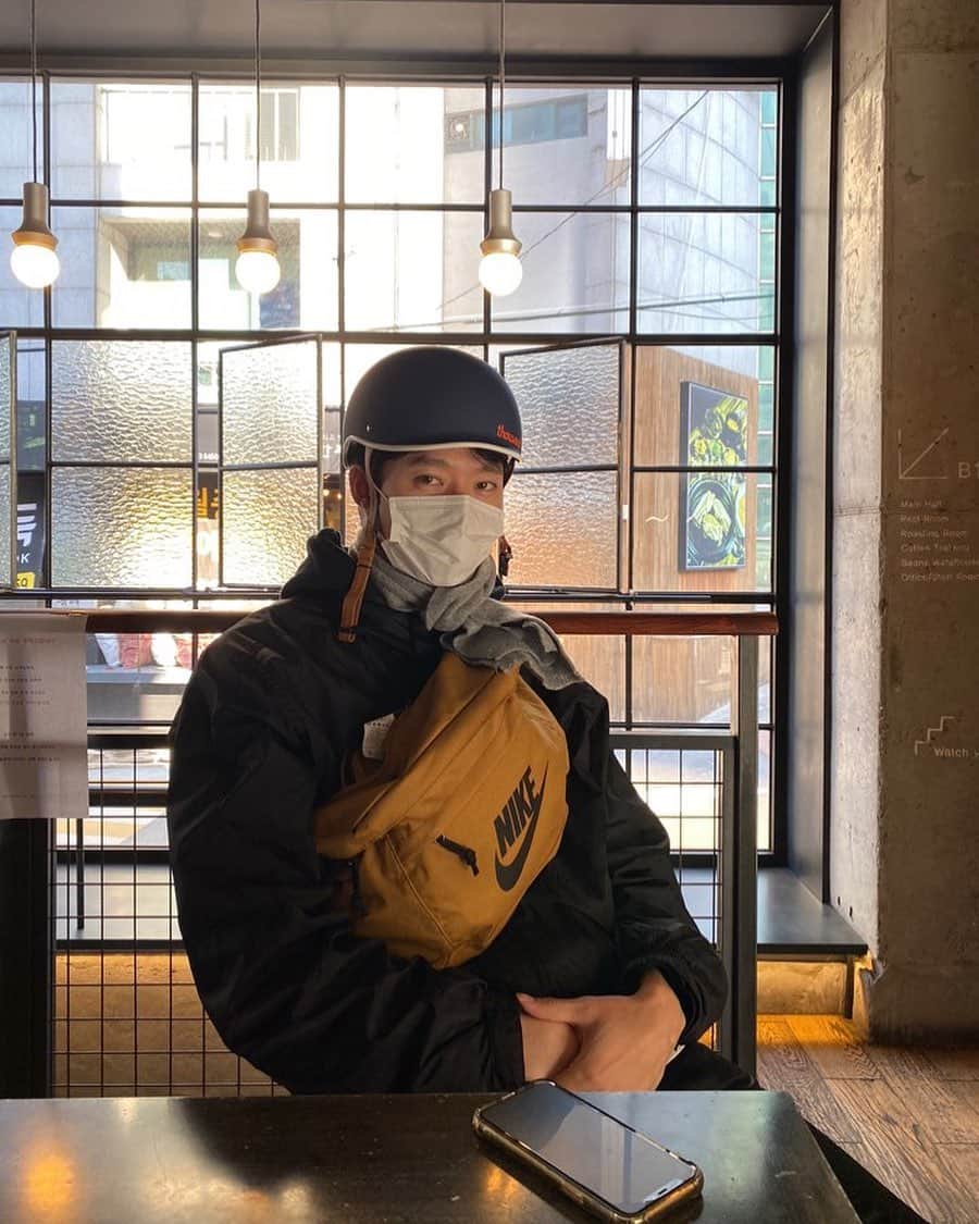 ユ・ミンギュのインスタグラム：「잠실서 망원까지 라이딩🚴🏿‍♂️ 약30km..  집 언제가지....🧐」