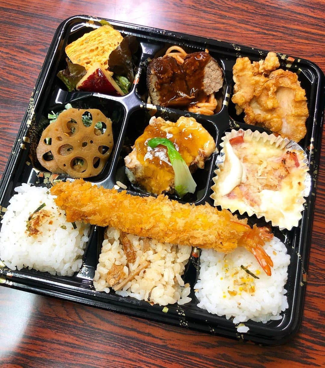 茨木菜緒のインスタグラム：「. 撮影中💕お昼休憩😋 @obentomarket のお弁当が美味しくて毎回楽しみ🥰🥰 . いっぱい食べて午後も頑張ろ❣️💪🏾 . #おべんと市場 #お昼ごはん #撮影 #楽しい現場 #美味しい #ごはん で #happy」