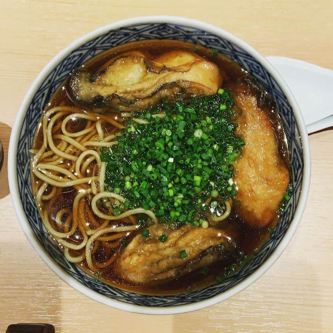 志摩有子さんのインスタグラム写真 - (志摩有子Instagram)「大大大好物の甲賀さんの牡蠣そばが今年も始まった。何度食べても美味しい絶品。今シーズンも何度も通う所存。 しかも、今日は店内で嬉しい再会も。  #牡蠣そば」11月11日 15時00分 - ariko418