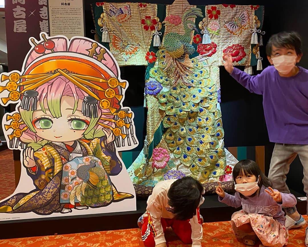太陽チャンネルのインスタグラム：「京都南座×鬼滅の刃 このためだけに京都へ🤤💕 動画撮りながらだからロクな写真とれてなかった🤣🤣💕 でも初めての南座で、花道歩けて 舞台にも上がれて最高の経験できました♡♡♡ チケットAについてる 鬼滅の刃八つ橋可愛すぎる…♡♡♡ 南座でたところで、 みんなグッズ開封して トレードしてたから うちもそこで開封したんだけど 神引きだったのでトレードせずに帰宅🤣 整理番号順に入れるから、 写りこみとか気にせず 撮影出来て良かったよ😢 23日までだからぜひ行ってみてね✨ #京都南座 #南座 #京都南座鬼滅の刃歌舞伎ノ館  #鬼滅の刃 #太陽チャンネル」