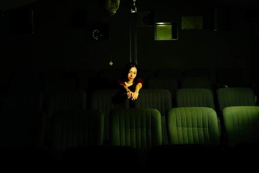 香衣さんのインスタグラム写真 - (香衣Instagram)「あなたの窓からネガフィルム  撮影協力:TCC試写室 撮影:橋本恵一郎さん  #ミニシアター #試写室 #tcc試写室  #映画#映像#映写 #撮影#橋本恵一郎 さん #作品撮り#作品#被写体 #ディスタンス#客席 #映画館#劇場#赤い糸 #糸#赤#赤コーデ #photography #camera #ポートレート#portrait #一眼レフ #香衣#新橋#銀座#網タイツ #ニットワンピース #red」11月11日 15時19分 - kaicai