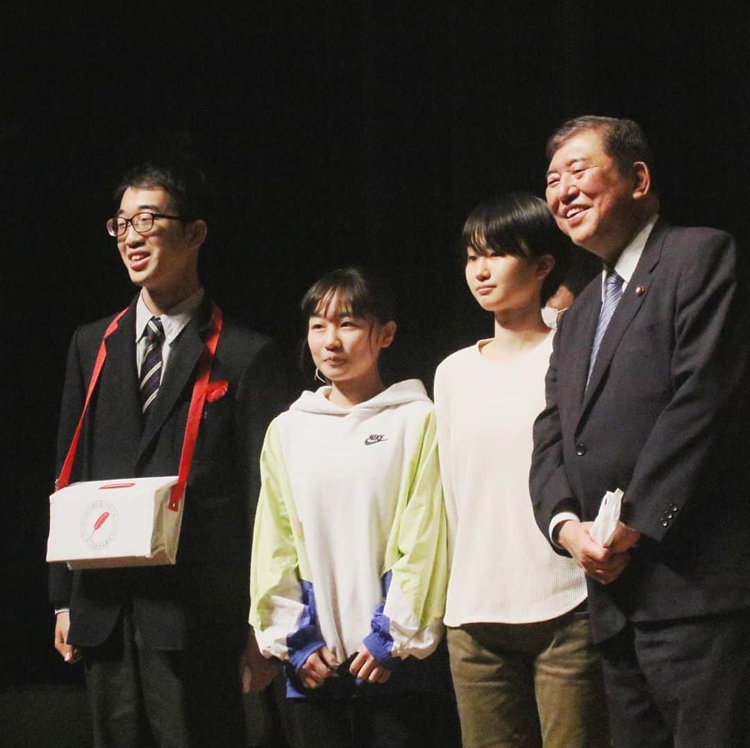 石破茂のインスタグラム：「岐阜青年のつどい協議会 青年リーダー育成「国政勉強会」におじゃまし、共同募金に参加しました。」