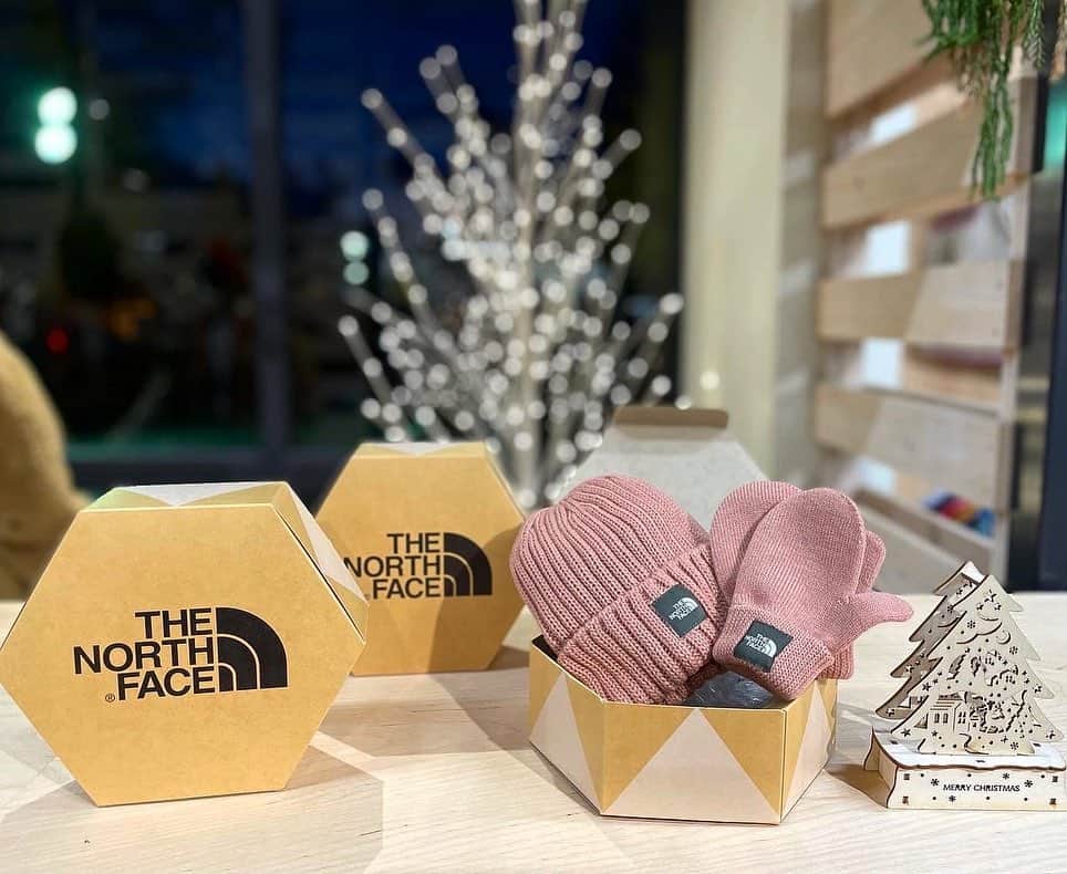 のインスタグラム：「【THE NORTHFACE キッズからのギフト提案🎄🎁】 *  THE NORTH FACEを代表するドーム型テントである、ジオドームをイメージしたデザインのクラフトBOX入りの  【カプッチョリッド＆ミットセット】  出産祝いやギフトにおすすめです 🙌🙌  ロゴワッペンがかわいらしい、つけ心地のよいニットキャップとミトンのセットです。  ニットキャップとミトンはいずれも縫い目のないホールガーメント製法を採用。  肌に当たるゴロつき感が少なく、フィット感に優れています。カラーバリエーションは全3色。  ■カプッチョリッド＆ミットセット（ベビー） Baby Cappucho Lid & Mitt Set  ■￥5,200＋tax * * SUNDAY MOUNTAIN ■THE GATE by SUNDAY MOUNTAIN 福井県福井市定正町1216 TEL 0776-97-8848 * 営業時間：11:00~19:00(水曜定休） ＝＝＝＝ * * #THEGATEbySUNDAYMOUNTAIN #sundaymountain #サンデーマウンテン #アウトドア #アウトドアショップ #アウトドアファッション #キャンプ #キャンプギア #ハイキング #福井  #パタゴニア　 #ノースフェイス　 #アークテリクス　 #スノーピーク  #コールマン　 #ユニフレーム #フーディニ　 #アンドワンダ ー #ティートンブロス　 #グラミチ　 #グリップスワニー　 #山と道 #箸置き #和武器 #snowpeak #クリスマスギフト」