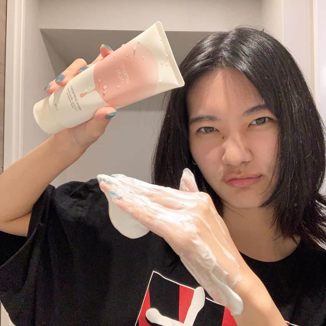 横山真夕のインスタグラム：「@bcl_company_official   ももぷりのセットをいただきまして、使ってみたよー！  今回は洗顔編💆🏼‍♀️ 泡が濃密でわたし好みでした🥰 それを伝えるためにはどうしたらいいかな、とポーズを色々試行錯誤して写真撮ったんだけどただの泡ではしゃいでる人になった☁️ 手を逆さまにしても落ちませんでした☁️  洗いおわったすっぴんと泡を一緒に載せとくわね🌙  #ももぷり #momopuri  #BCL #ももぷり潤いクレンジング洗顔」