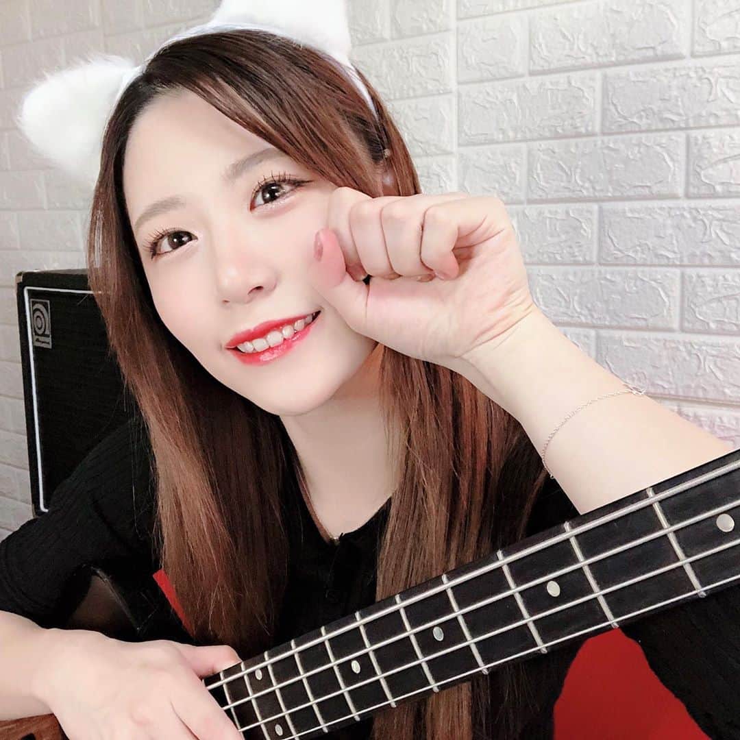 AKARIのインスタグラム：「🐱 . #ベースの日　#ベースの日2020 . . . . #dailylook #fashion #ootd #music #musician #bass #bassguitar #acdc  #bassist #japanesegirl #japan #follow #pink #koreanfashion #bassgram #groove #slapbass #basssolo #YouTube #youtuber #bass #ベース #ベース女子 #red #akaちゃんねる　#bassgirls #ベース弾いてみた」