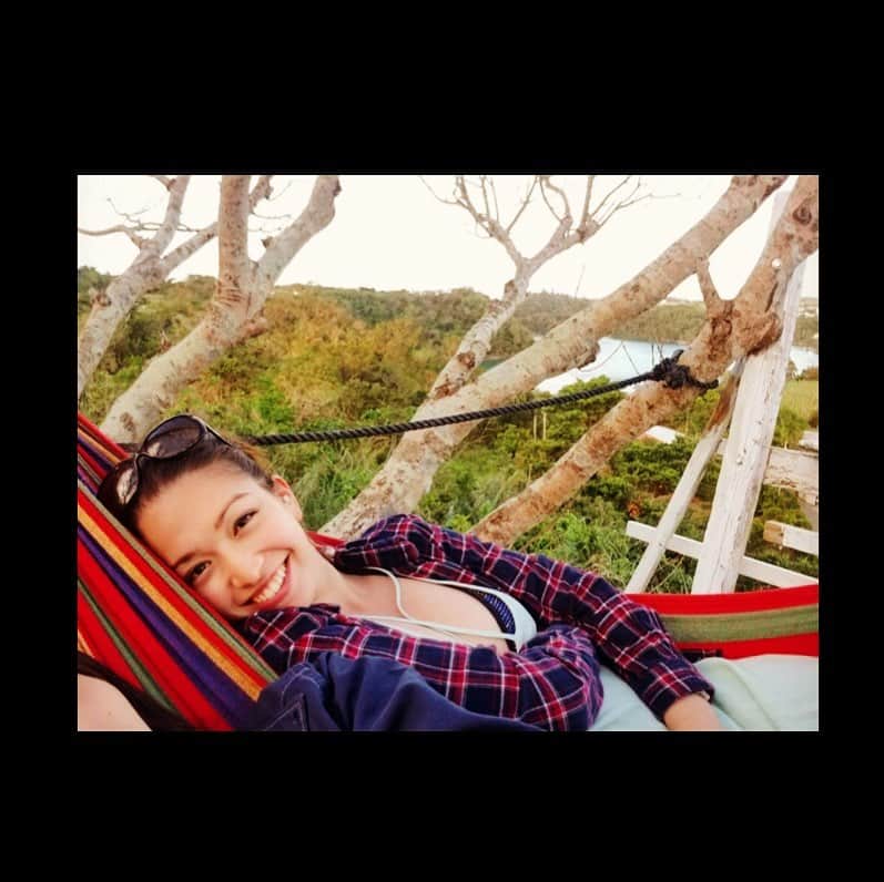 ダンドイ舞莉花のインスタグラム：「Can we do this again please?   Relaxing in a hammock. With no worries.  Just a natural smile.   考え事もなく、ただ笑顔で過ごしてた日々😌  #relax #hammock #noworries #relaxinahammock #travel #smile #ハンモック #japan #citygirlinthecountry」