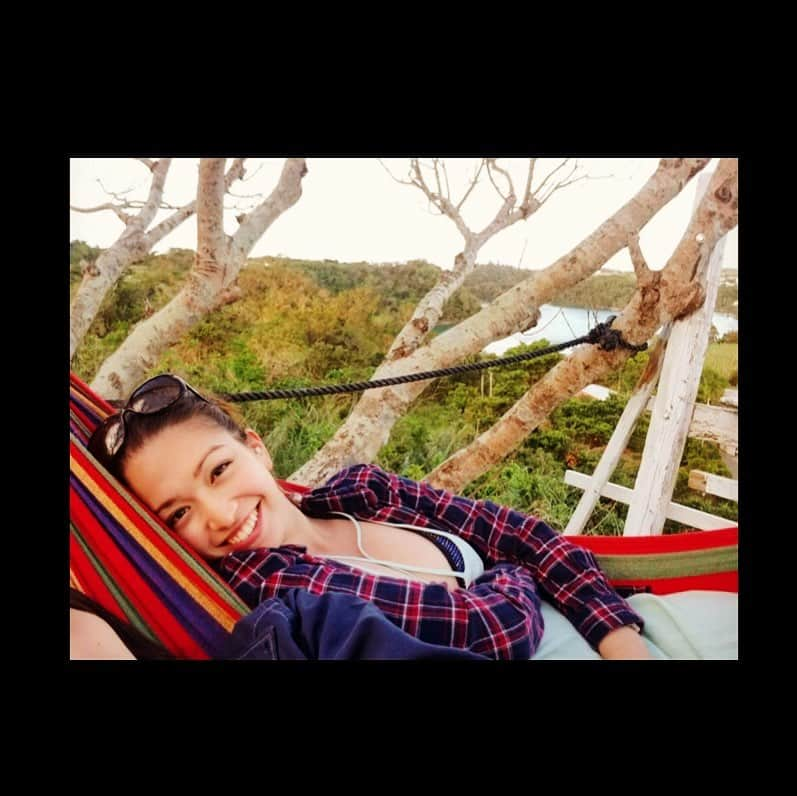 ダンドイ舞莉花さんのインスタグラム写真 - (ダンドイ舞莉花Instagram)「Can we do this again please?   Relaxing in a hammock. With no worries.  Just a natural smile.   考え事もなく、ただ笑顔で過ごしてた日々😌  #relax #hammock #noworries #relaxinahammock #travel #smile #ハンモック #japan #citygirlinthecountry」11月11日 15時37分 - mdandoy18