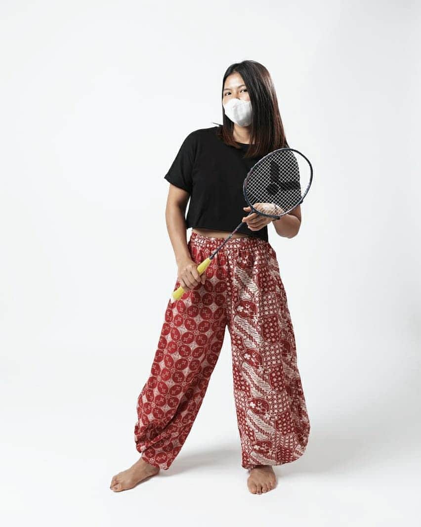 グレイシア・ポリーのインスタグラム：「Batik X Badminton 🙌  Photograph by @ivanmario  Batik by @danarhadi_id」