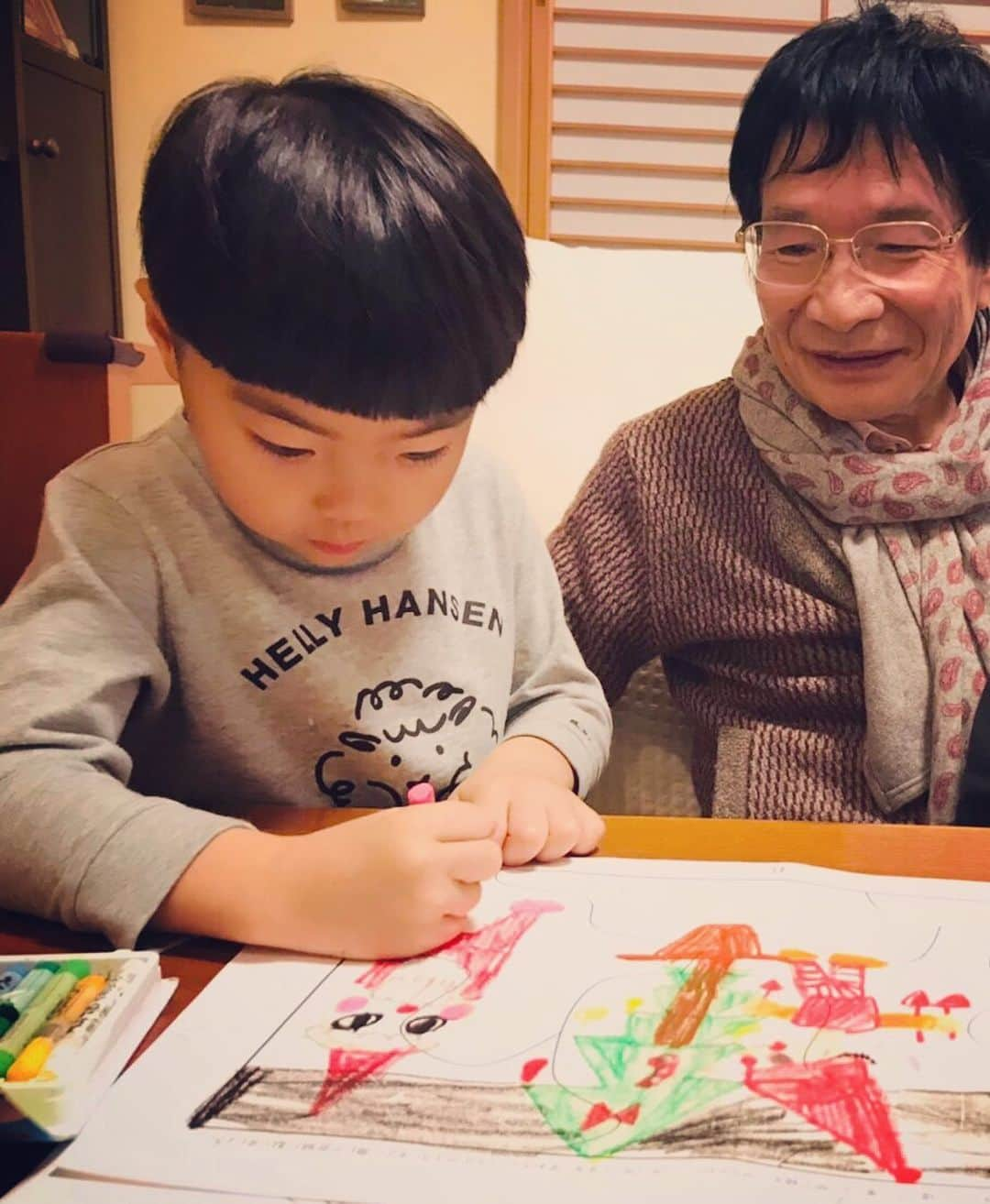 尾木直樹さんのインスタグラム写真 - (尾木直樹Instagram)「四歳のお孫ちゃんはお絵描き大好き💕毎日2、3枚描いてます。今日はクリスマス🎄🎅の準備かしら？ - #お孫ちゃん#お絵描き大好き#クリスマスのサンタ#尾木ママ」11月11日 15時35分 - oginaoki_ogimama