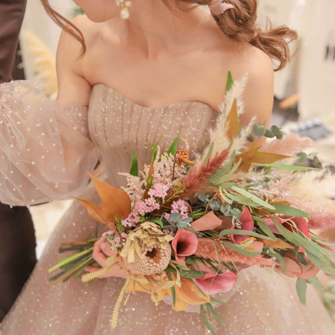 fino_wedding【フィーノ公式】さんのインスタグラム写真 - (fino_wedding【フィーノ公式】Instagram)「イサムモリタ&プラコレのカラードレス . ラメ感がとても美しく、 またクラシックなブラウンカラーが とてもおしゃれ。 . キラキラ輝く存在感も人気。 胸元の縦切り替えの素材のバランスも 大人っぽくドレスをきれいに見せてくれます。 . バックラインには取り外し可能なフリンジも ブラウン系のグラデーションがとても華やかです。 . 取り外し可能なロングスリーブが とてもおしゃれで、 トレンドの透ける感じも人気です。 . . @fino_wedding . . ---------------------------  ♡公式ホームページ https://www.fino.wedding/ . ☎️：054-280-2525 静岡：@fino_shizuoka 富士：@fino_fuji 沼津：@fino_numazu 和装：@finohanayome  --------------------------- #fino #静岡 #静岡花嫁 #weddingdress #wedding  #ウェディングドレス #カラードレス #カクテルドレス #ドレス迷子中 #ドレス迷子の花嫁さんを救いたい #ドレス選び #ドレス試着 #試着レポ #試着ドレス #結婚式コーデ  #ウエディングレポート #少人数ウエディング #プレ花嫁2020 #プレ花嫁2021 #プレ花嫁準備 #プレ花嫁応援  #プレ花嫁静岡 #2020秋婚 #2020冬婚  #ウェディング #プロポーズ #お色直し  #婚約しました #婚約中」11月11日 15時39分 - fino_wedding