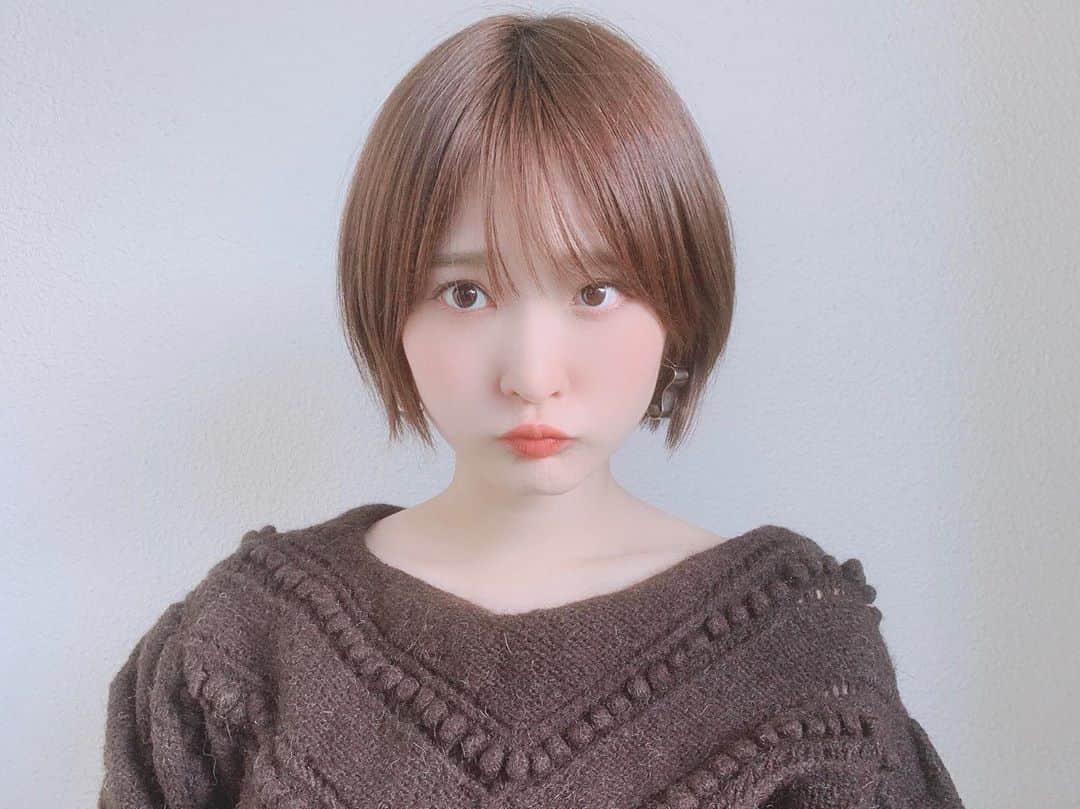 のインスタグラム：「寒いよ、ニット着よ？  最新の前髪カット感もすっかり馴染んできて良い感じだよ🥺 @six_kuboyuji   #久保ユリカ #kuboyurika #久保百合花 #쿠보유리카 #シカコ #shikaco #小鹿 #시카코 #ショートカット #ショートヘア #shorthair #단발머리 #숏캇 #숏캇스타일 #tops #knit #editforlulu」
