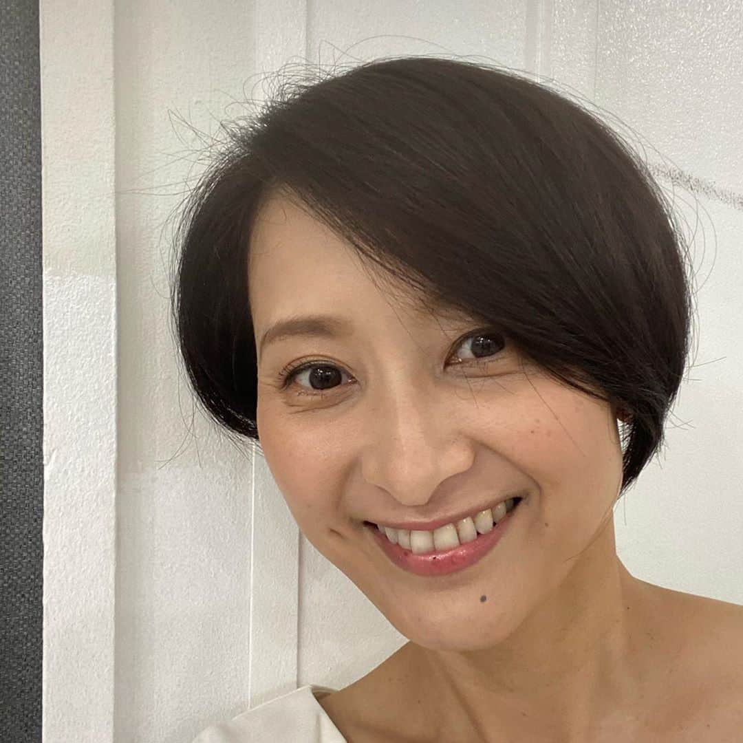 桜一花さんのインスタグラム写真 - (桜一花Instagram)「本日告知もう一つでございます。  宝塚OG　毎日希望奨学金チャリティーコンサート｢忘れない～天国の大切なあの人へ～」 に出演させて頂きます。    東日本大震災で亡くなられた方への手紙を送る「漂流ポスト」に寄せられた愛のメッセージを、歌と朗読で綴ります。    東日本大震災で保護者を亡くした震災遺児の学業継続を応援する「毎日希望奨学金」のチャリティーコンサート「忘れない～天国の大切なあの人へ～」。過去3回、多くの感動の声をいただきました本公演を２０２1年３月１1日、東京都渋谷区のＢｕｎｋａｍｕｒａオーチャードホールで開催します。 　 　本公演は、有料ライブ配信を実施します。宝塚OGによる心温まる公演をご自宅でもお楽しみいただけます。  北翔さんはじめ、出演者のみなさんと一緒に心を込めてお送りしたいと思います！  ぜひご覧くださいませ。     出演： 北翔海莉さん、桜一花、壱城あずささん、如月蓮さん、妃海風さん  開催日：2021年3月11日（木）　開場17:30／  開演18:30  会場：Bunkamuraオーチャードホール（渋谷区道玄坂2-24-1）  チケット料金：全席指定 8,200円（税込）※未就学児童はご入場になれません。    公演に関するお問い合わせ 毎日新聞社事業本部：03-3212-0804（営業時間　平日10:00〜18:00）   チケットに関するお問い合わせ キョードー東京：0570-550-799（営業時間　平日11:00〜18:00/土・日・祝　10:00〜18:00）     #桜一花 #北翔海莉 さん #壱城あずさ さん #如月蓮 さん #妃海風 さん #チャリティーコンサート #2021 #頑張ります」11月11日 15時43分 - sakuraichika_official