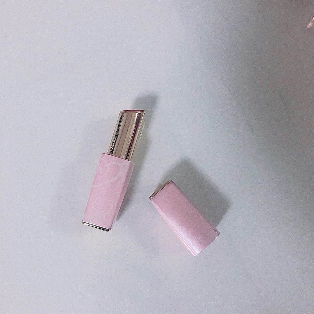 Arika Kuriharaのインスタグラム：「. Lip care item🤍🛁 . . 冬だけじゃなくて一年中リップケアも欠かさない❤︎ . 敏感肌のひとも使えるしなんせくちびるの保湿力とリップの色持ちが違う💋 . 次はこのシリーズのシュガースクラブも使ってみよう❤︎ . #esteelauder #lip #care #エスティーローダー  #뷰티스타그램　#화장품」