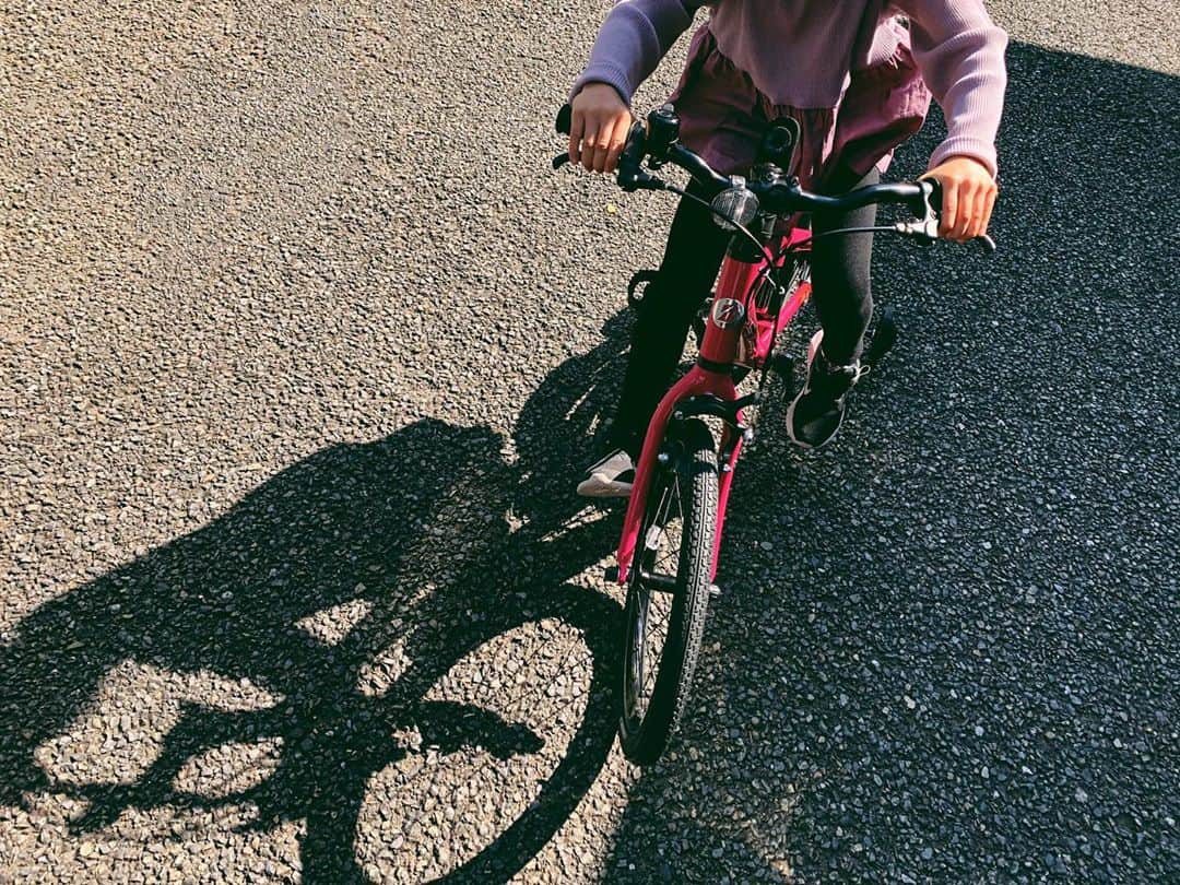 水嶋ヒロのインスタグラム：「長女に自転車買ったげた #初自転車 #firstbicycle」