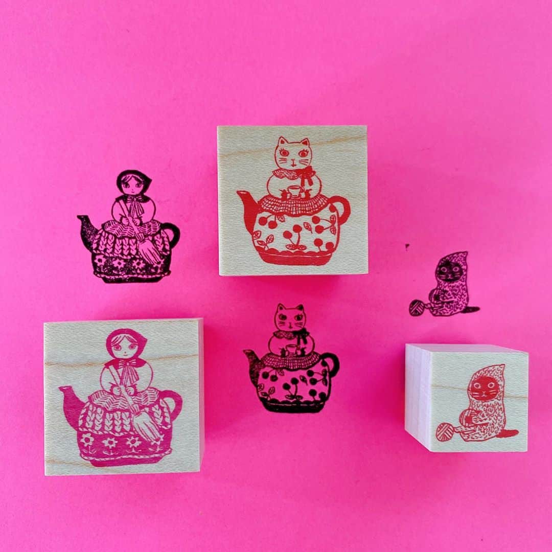 北岸由美のインスタグラム：「来週からスタートする展示会「tea for two」 @douxdimanche のために、ティーコゼたちのスタンプをつくりました！ そして、久しぶりに毛糸玉ねこのスタンプも再生産。私はこの時期、やたらこのスタンプを使いたくなります。  期間中は通販も対応していただけますので、お出かけが難しい場合は　@douxdimanche のオンラインをチェックしてみてくださいね。  新しいグッズが仕上がってくるとやっぱり嬉しいな。 . Tea for two  ricaro @ricaro2563 &yumi kitagishi exhibition  場所：ギャラリー・ドゥー・ディマンシュ　 期間：2020年11月17日(火)～11月29日(日)の 火、木、土、日曜日 営業時間：12:00～18:00 定休日：毎週月曜、水曜、金曜」