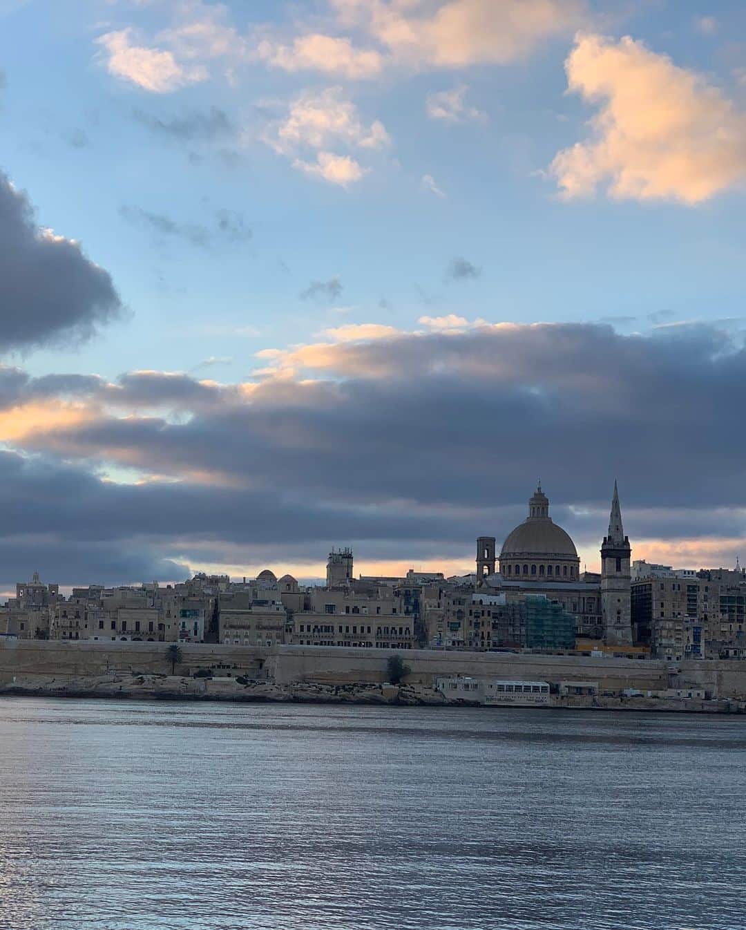 西内ひろさんのインスタグラム写真 - (西内ひろInstagram)「Beautiful view of Malta...  100%で毎日晴れていまして、凄く良い撮影が出来ました✨ 帰国してからも、余韻が残っています・・・💕  #西内ひろのオススメ旅  #旅　#人生を楽しむ  #ビーチ　#海　#海水浴 #マルタ島　#海　#ヨーロッパ　#旅　#冒険しよう #trip #travel  #work #europe  #malta #beautiful  #visitmalta #aftercovid19 #beach  #ocean」11月11日 15時51分 - 0214hiro