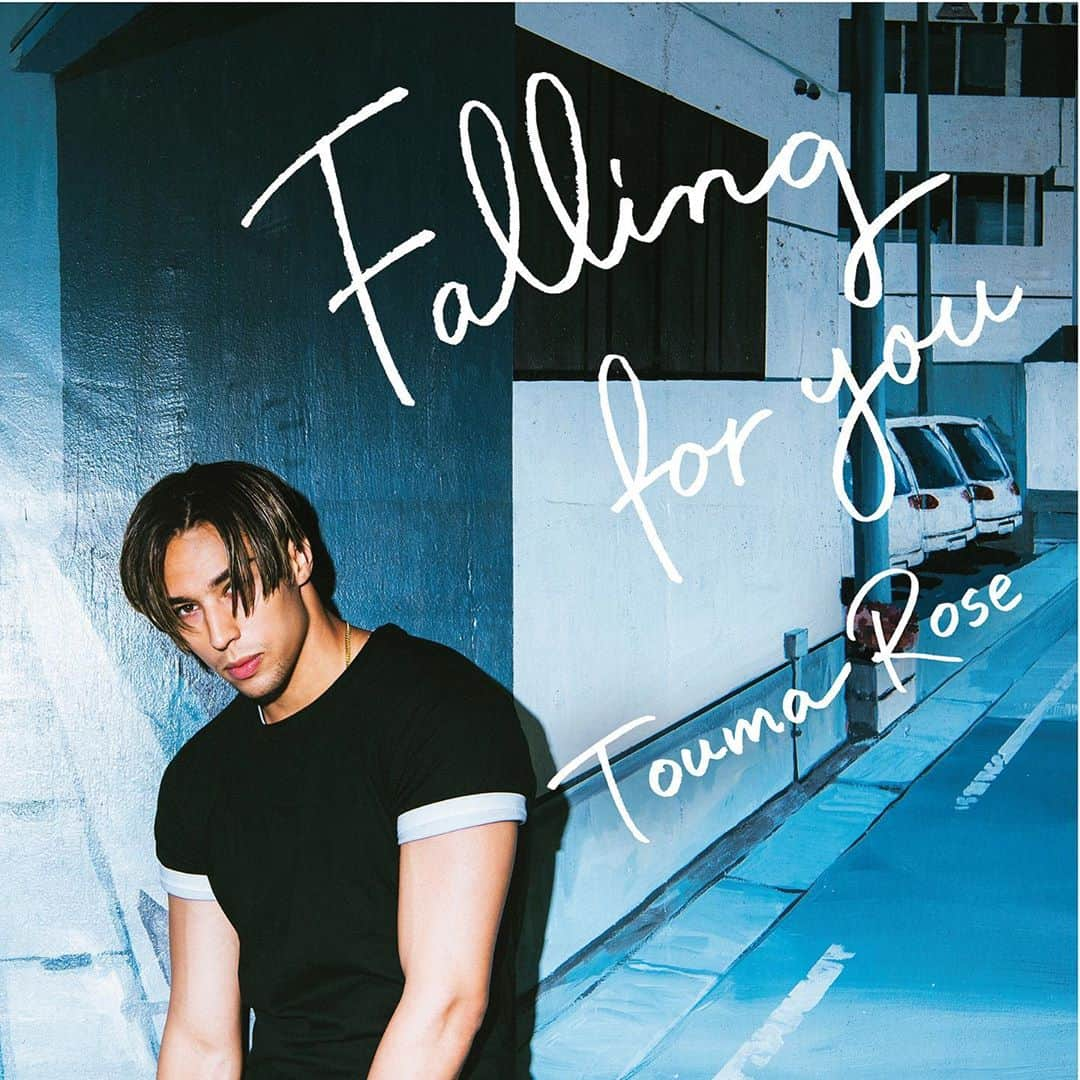 當間ローズのインスタグラム：「🌹當間ローズ緊急速報🌹 本日11月11日発売の新曲「Falling for you」が配信となりました！🙌🌹 伝わらない、届かない、それでも、一生懸命に真っ直ぐに愛を伝え続けるラテンハートな人の歌を歌った歌です！🌹←誰かに似てるようなwこの曲は去年から温めてた曲でやっと皆さん聞かせられて嬉しいです😊🙌 みんな好きな人を思い浮かべながら聞いてね😊  🌹Aviso🌹 Hoje Dia 11 de Novembro minha nova música “Falling for you” esta a venda em todos os tipos de sites musicais e aplicativos como Spotify, ITunes, Apple Music e etc.....🌹 Ja ouviram?  🌹News🌹 My new single “Falling for you “ is now on sale from today!!!!! It will be available  on iTunes, Apple Music, Spotify etc... also!!!!! Don’t miss it🌹   #バチェロレッテ　 #當間ローズ  #愛と筋肉のハイブリット #ラテンの貴公子  #toumarose  #Fallingforyou  #ラテン  #ハーフ  #モデル #toumarose #singer #Artist #Model #Tokyo  #Brazilian #brasil  #italian #fashion #fitness #muscle #body #workout #sexy」