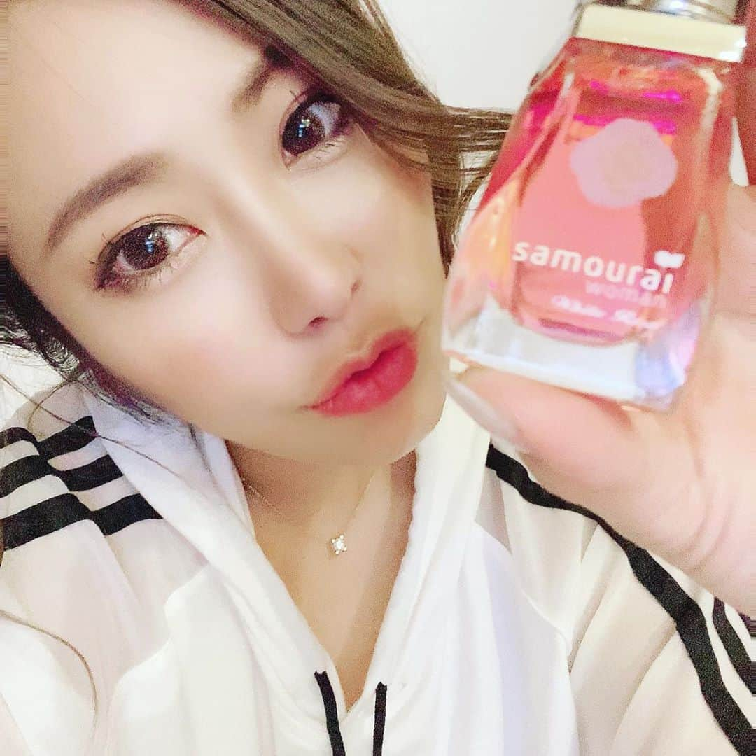 渡瀬茜さんのインスタグラム写真 - (渡瀬茜Instagram)「この間のGTB CUP 11月大会でいただいたSAMOURAI womanホワイトローズカーフレグランス🚘💖 昔SAMOURAI womanの香水使ってたんやけど今、SAMOURAI woman色んな種類の香りが出てるんやねーっ🤗✨  #SAMOURAI#samouraiwoman#カーフレグランス #香水#ホワイトローズ#いい香り#懐かしにおい#gtbcup#GTバーディーズ」11月11日 15時53分 - wataseakane1