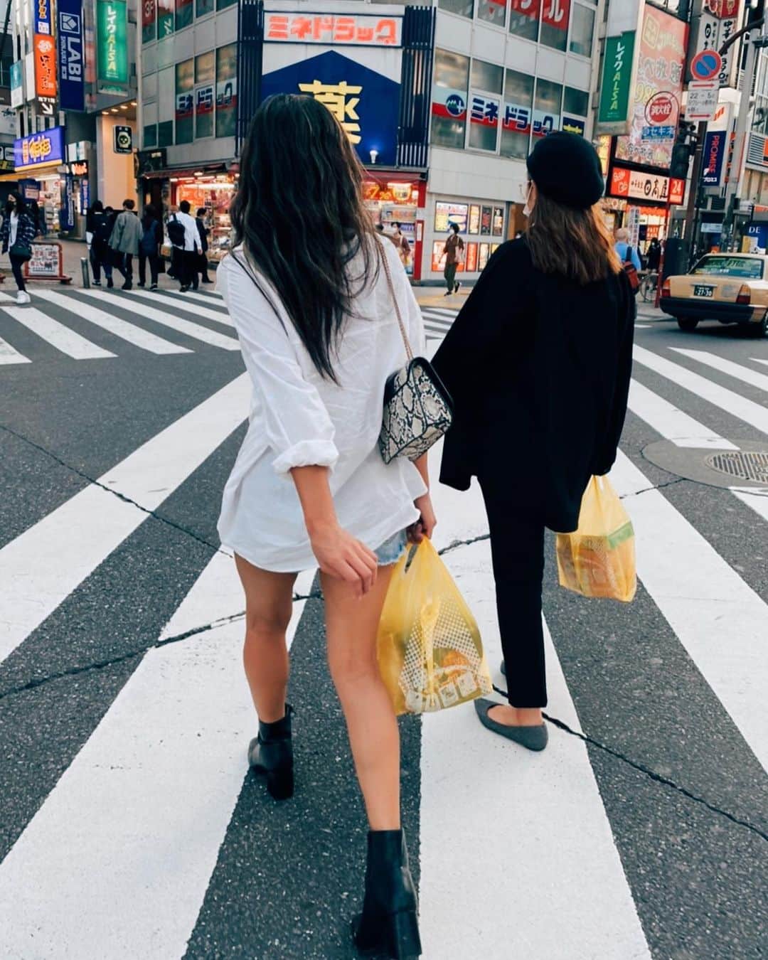 HANAEのインスタグラム：「_ 先月の新大久保会😚❤️ 明日も楽しみ♪ 季節の変わり目だから今回はさすがに服かぶらないと思うんだよな🤔笑 _ #手どうなっちゃってるの #ドンキの袋がダサい #おそろいコーデ」