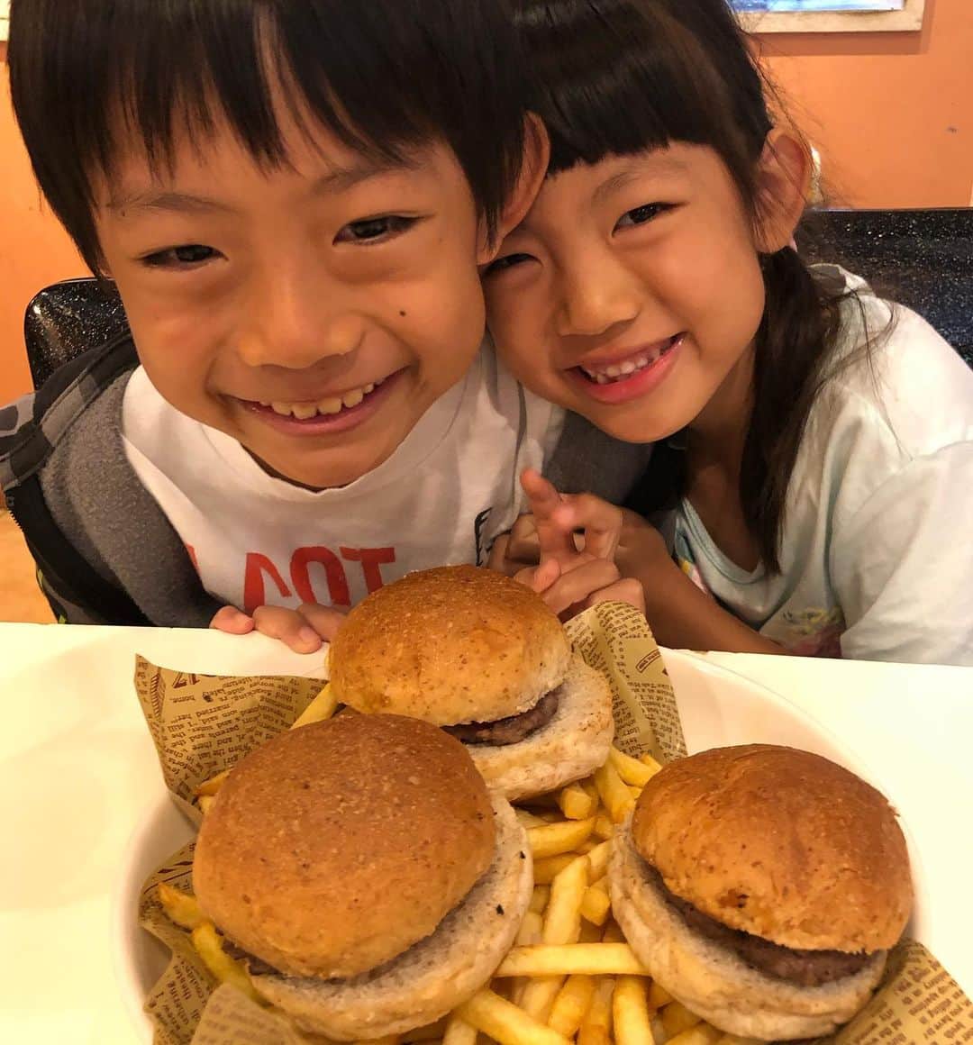 甘糟記子さんのインスタグラム写真 - (甘糟記子Instagram)「やいま村行って、やっと昼ごはん( ^ω^ )  バニラデリにハンバーガー食べに行きました(o^^o)  子供達はミニバーガー！  これ小さいハンバーガーが3つとポテトついてて、我が家にはピッタリ！  あとなんとなくタコライス（笑）  30分待ったかいあって、ハンバーガー、肉肉な感じでとっても美味しかったです！  息子殿はミニバーガーがすごく美味しくて、2つ食べたけどもっと食べたかったと。  なんなら、東京に戻ってきても言ってます（笑）  また行く楽しみができました！  そして、ホテルに戻る前にいつも行くゆらてぃく市場にも！  貴重な国産バナナと、立派なのに激安オクラとか、帰る前日に購入。 ちなみに、春に来る時はピーチパインとか、島らっきょとかを買ってます。  見てるだけでも楽しいよ〜！  #バニラデリ#石垣島#甘糟旅行石垣島#甘糟旅行#家族旅行#秋休み#ハンバーガー#肉好き#ランチ#息子殿姫#息子殿#姫 #ゆらてぃく市場」11月11日 16時03分 - norihey924