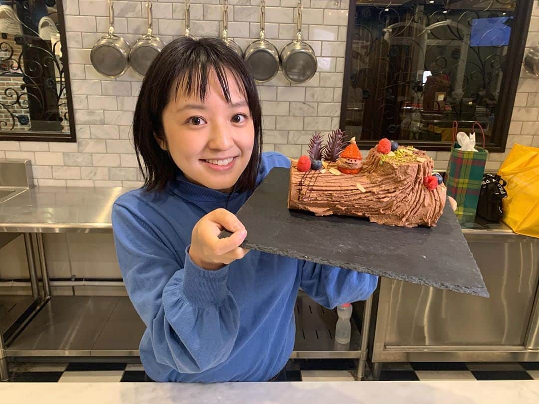 藤林温子のインスタグラム：「. ブッシュ・ド・ノエル . ヘェ〜のコトノハで ケーキ作りをしました！ とっても味わい深い クリスマスケーキに😚 とっても楽しかったー！  #ちちんぷいぷい」